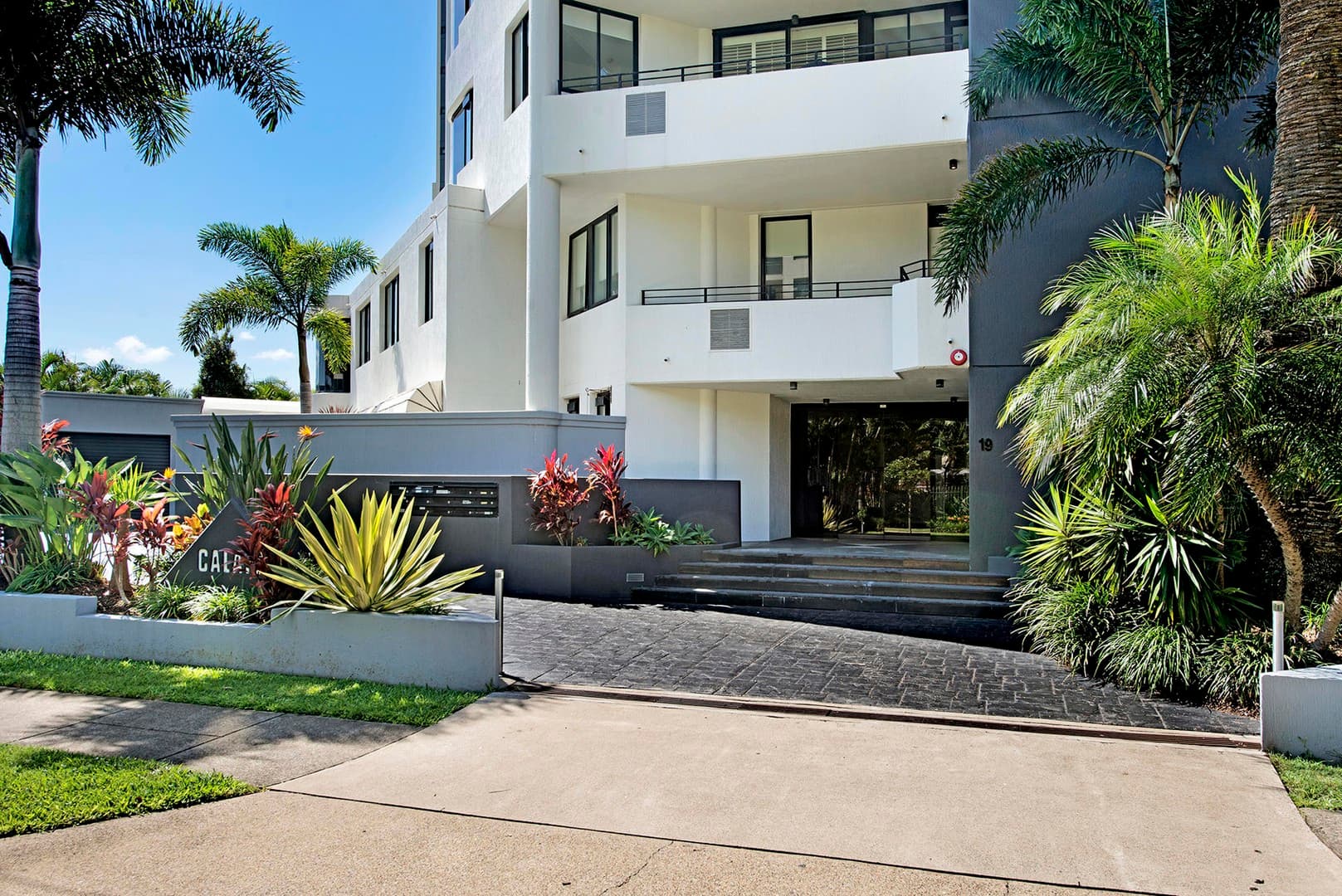 5/19 Peak Avenue, Main Beach - Image 1