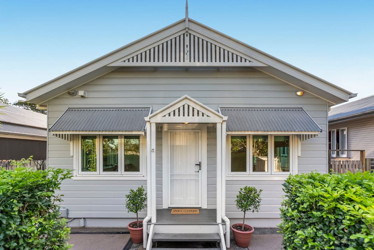 23 Middle Street, Highgate Hill - Image 1