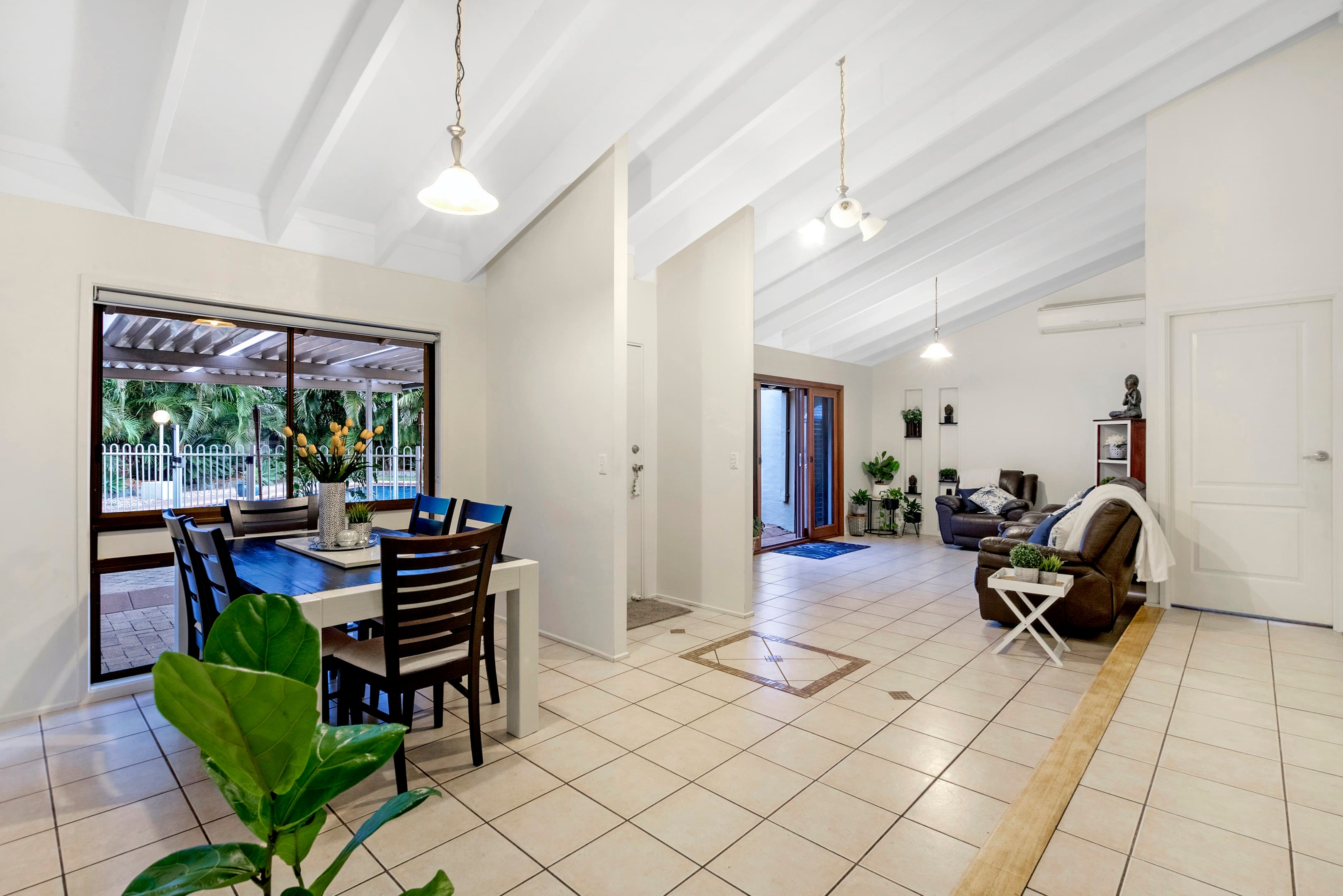11 Lautoka Court, Clear Island Waters — photo 4 of 5