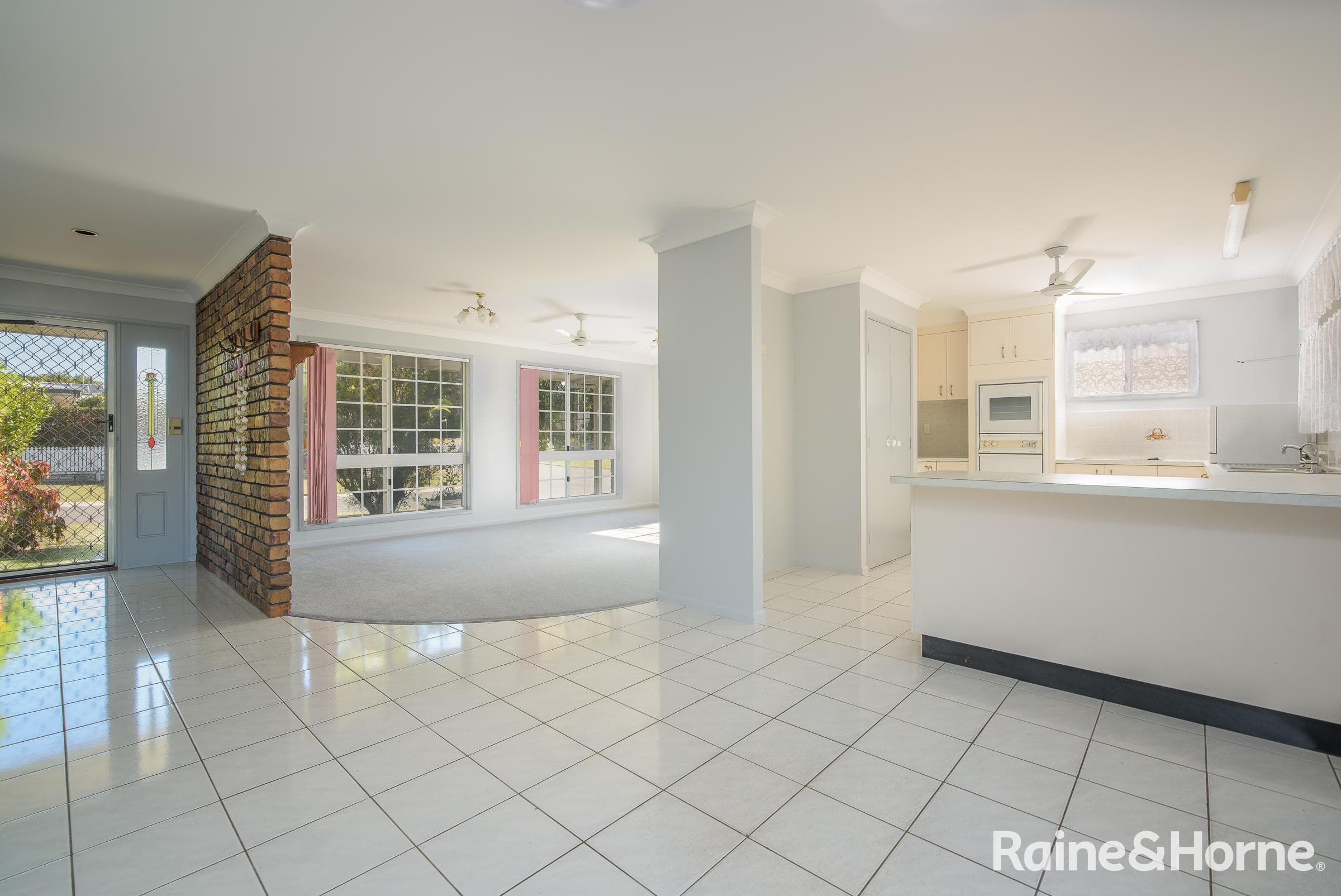 8 Alexandra Close, Clinton — photo 1 of 5