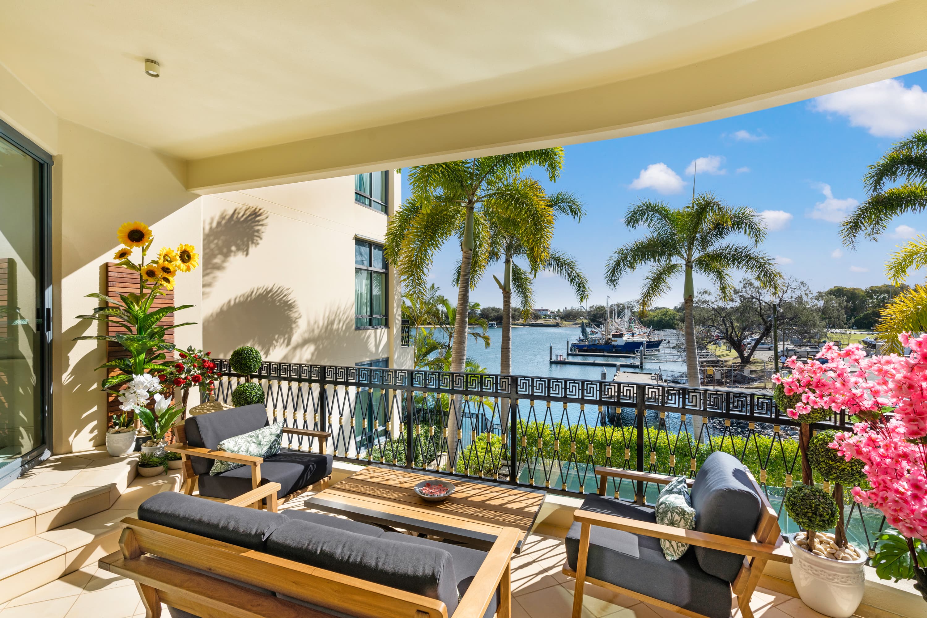 Condo 54/94 Seaworld Drive, Main Beach — photo 1 of 5