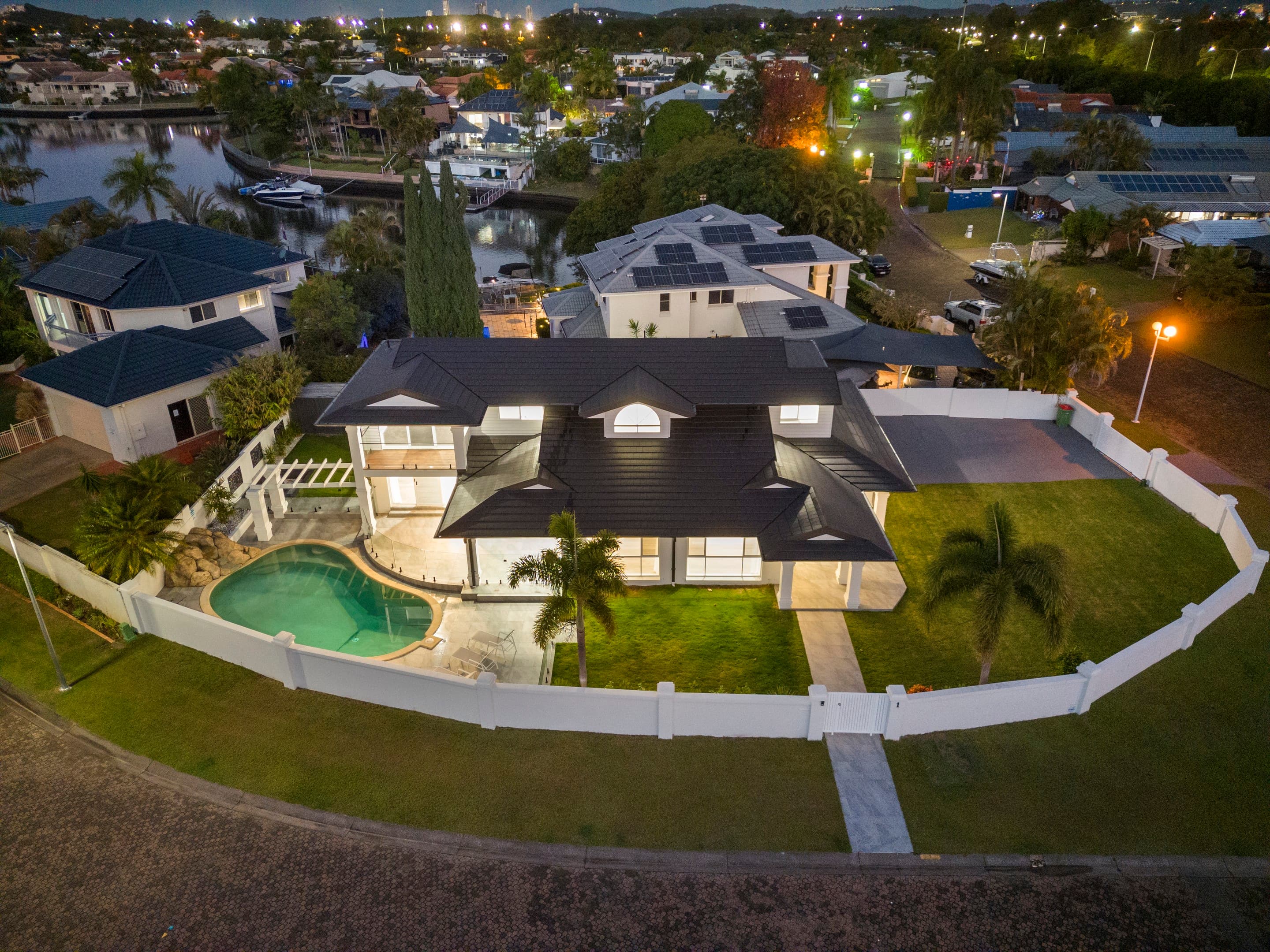 1 Montego Court, Mermaid Waters — photo 1 of 5