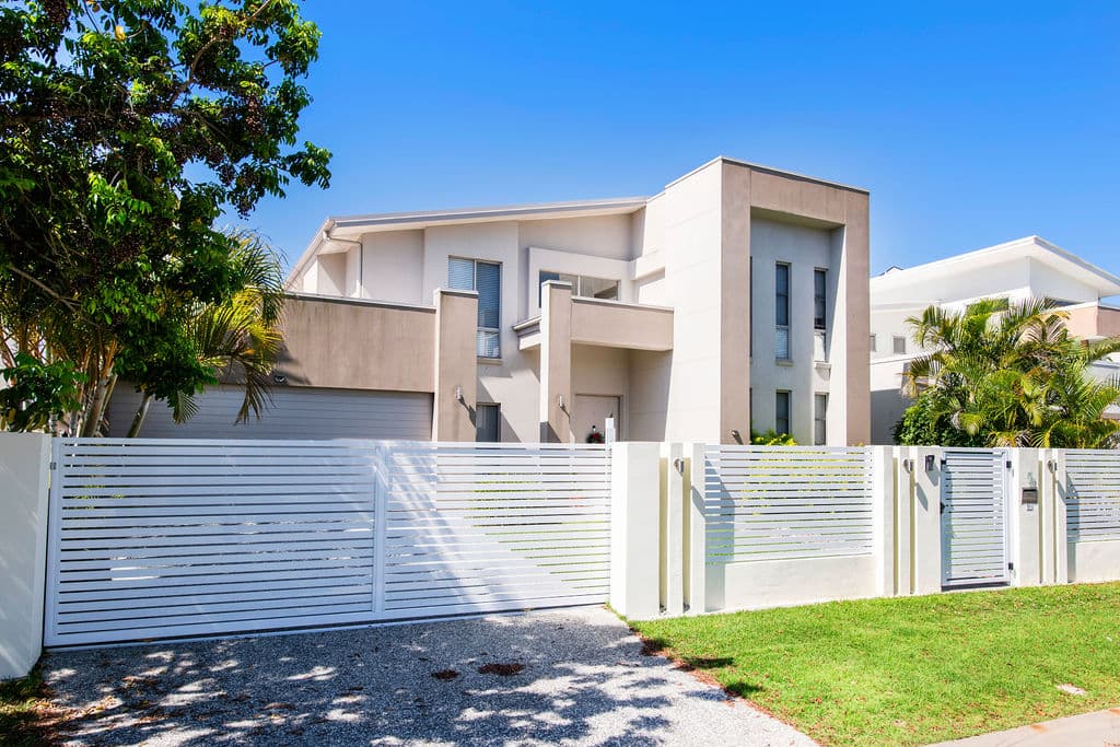 5 Quayside Drive, Helensvale - Image 1