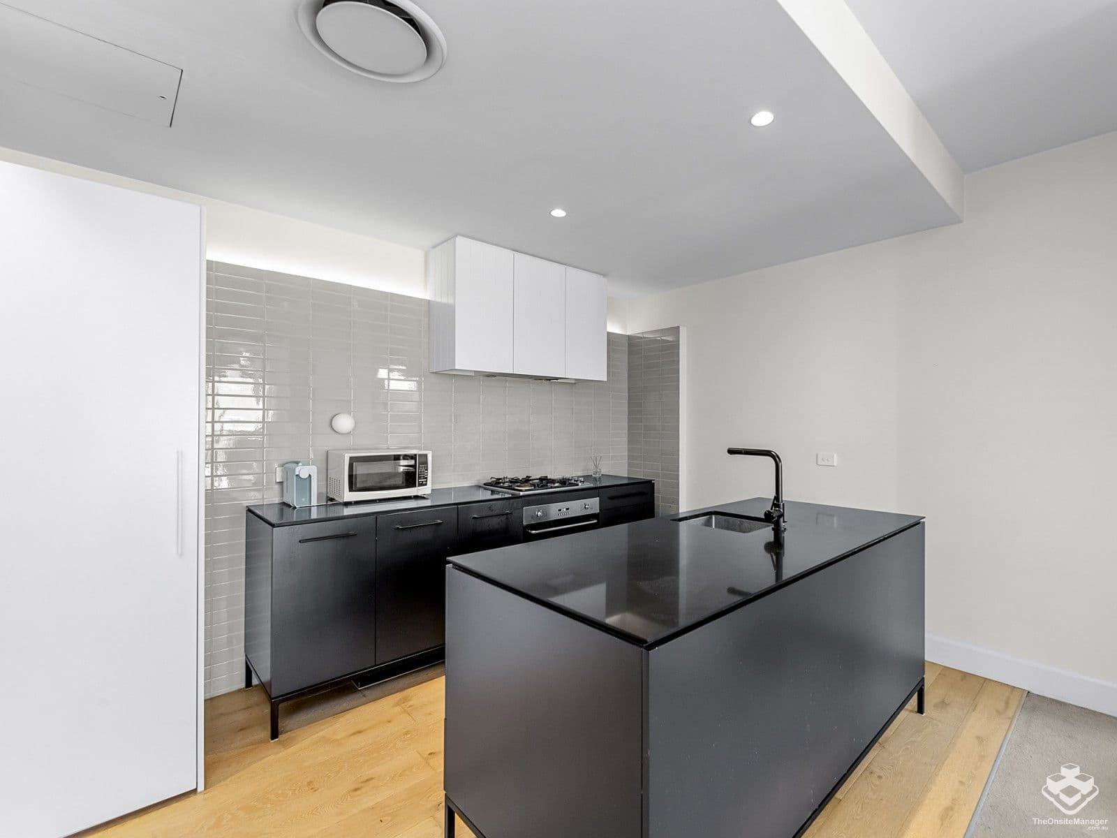 8 Bank Street, West End - Image 1