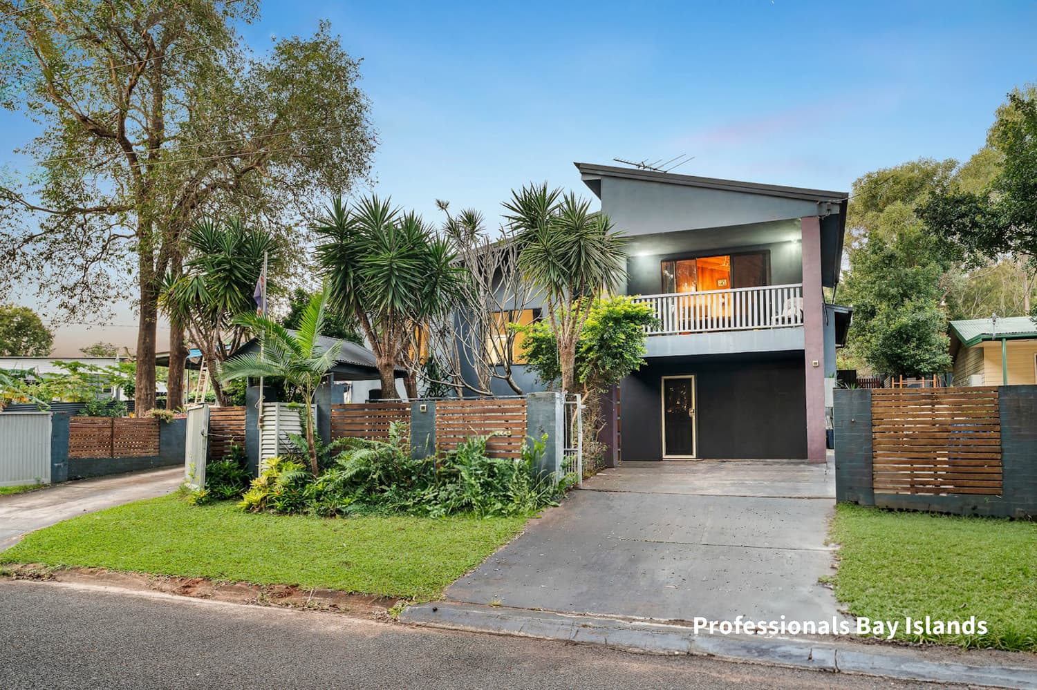 18 Waterside Drive, Macleay Island — photo 1 of 5