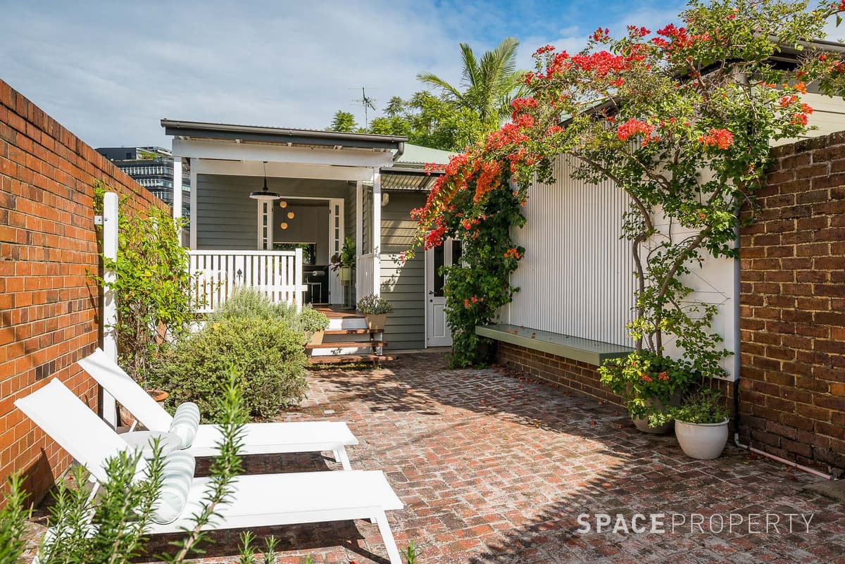 137 Fortescue Street, Spring Hill - Image 1