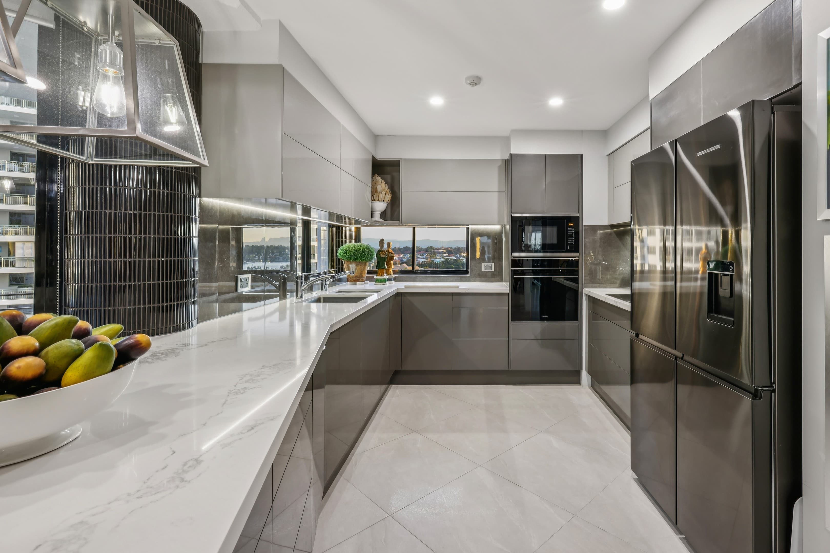 9/19 Peak Avenue, Main Beach - Image 1