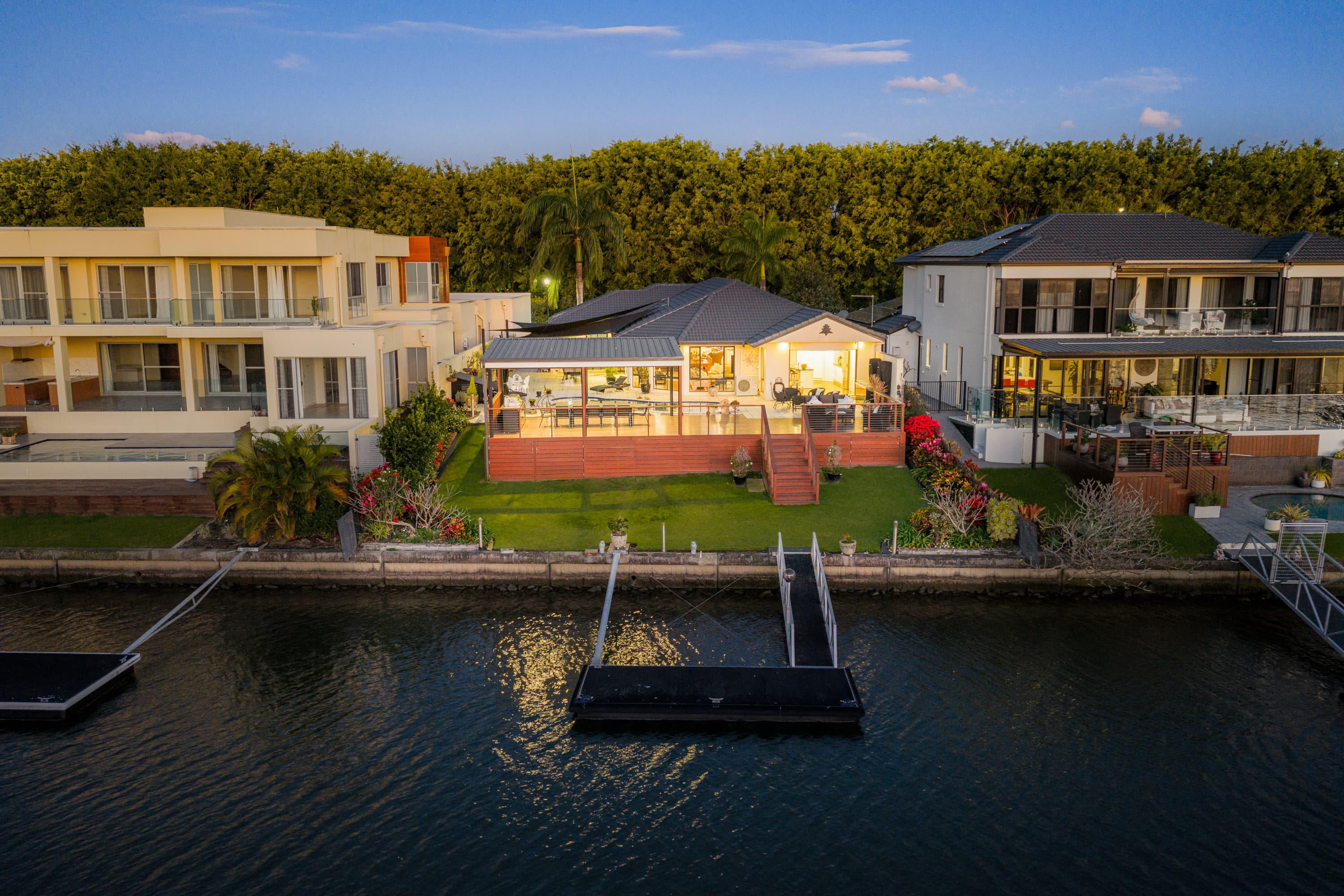 2105 Carlton Close, Hope Island — photo 1 of 5