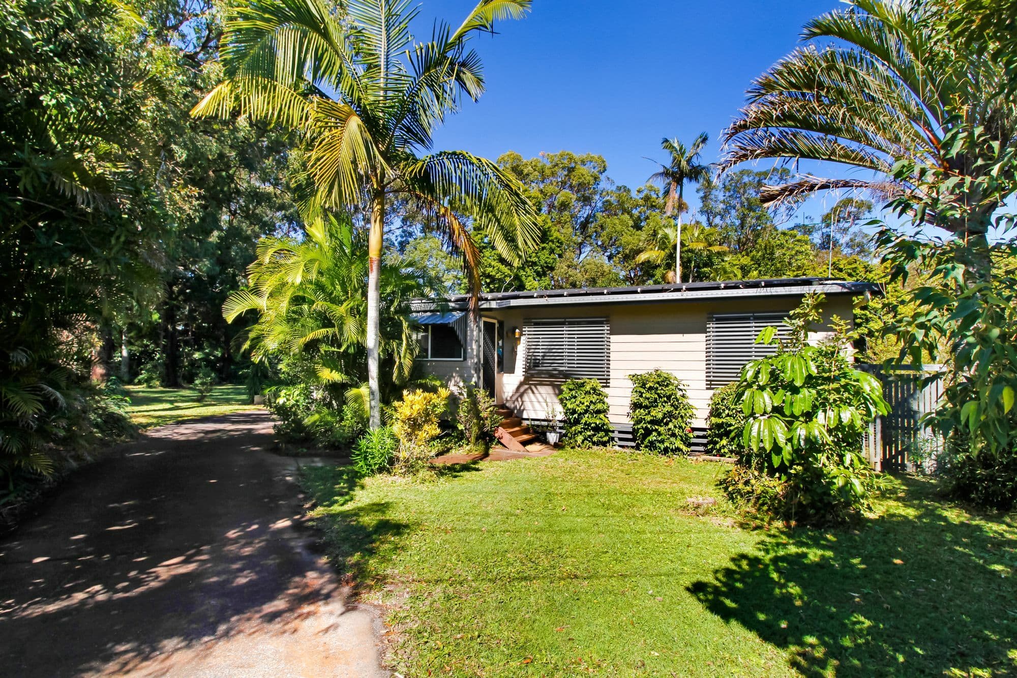 16-18 Mango Cres, Macleay Island — photo 1 of 5