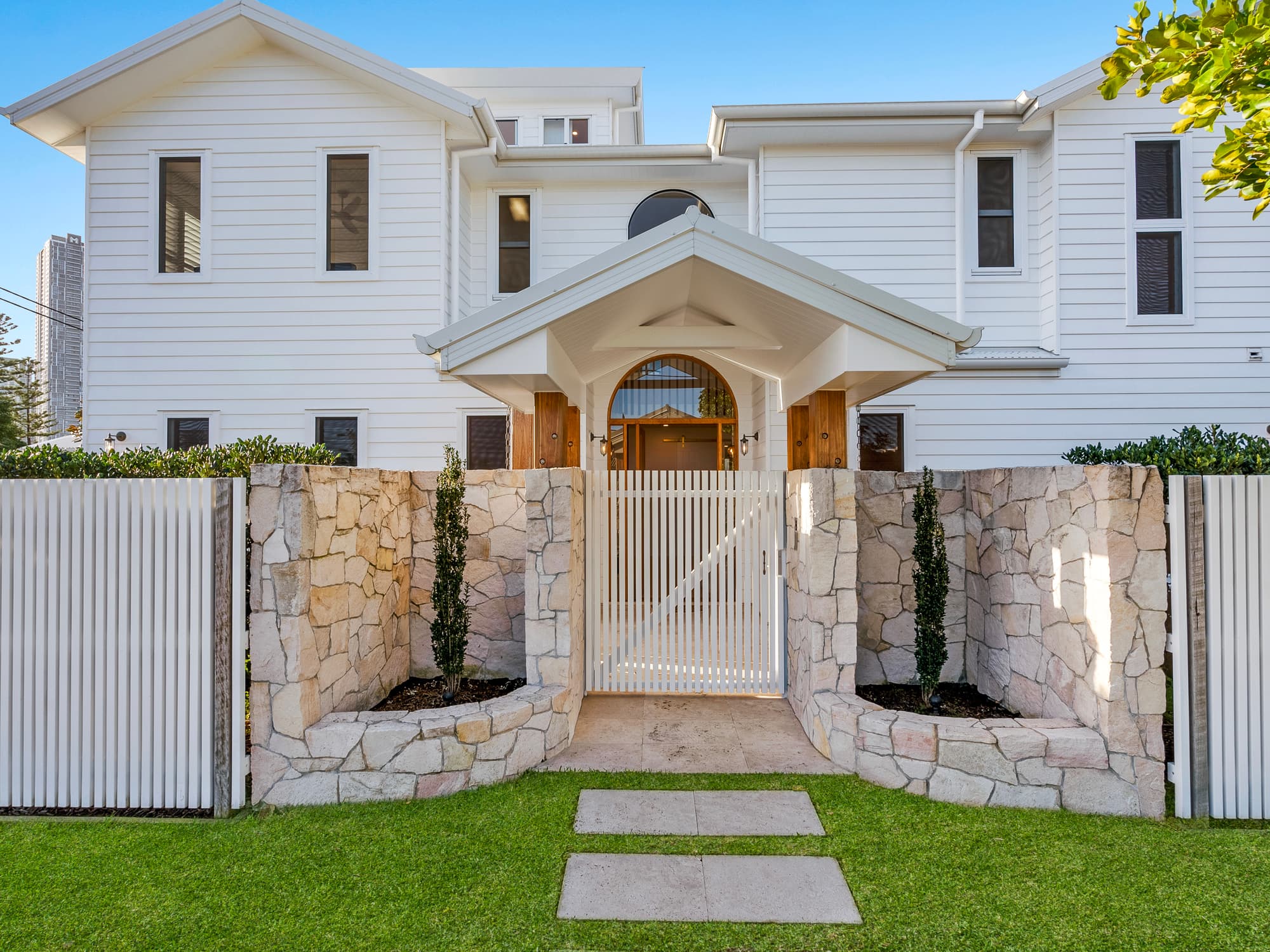 15 Rankin Parade, Main Beach - Image 1