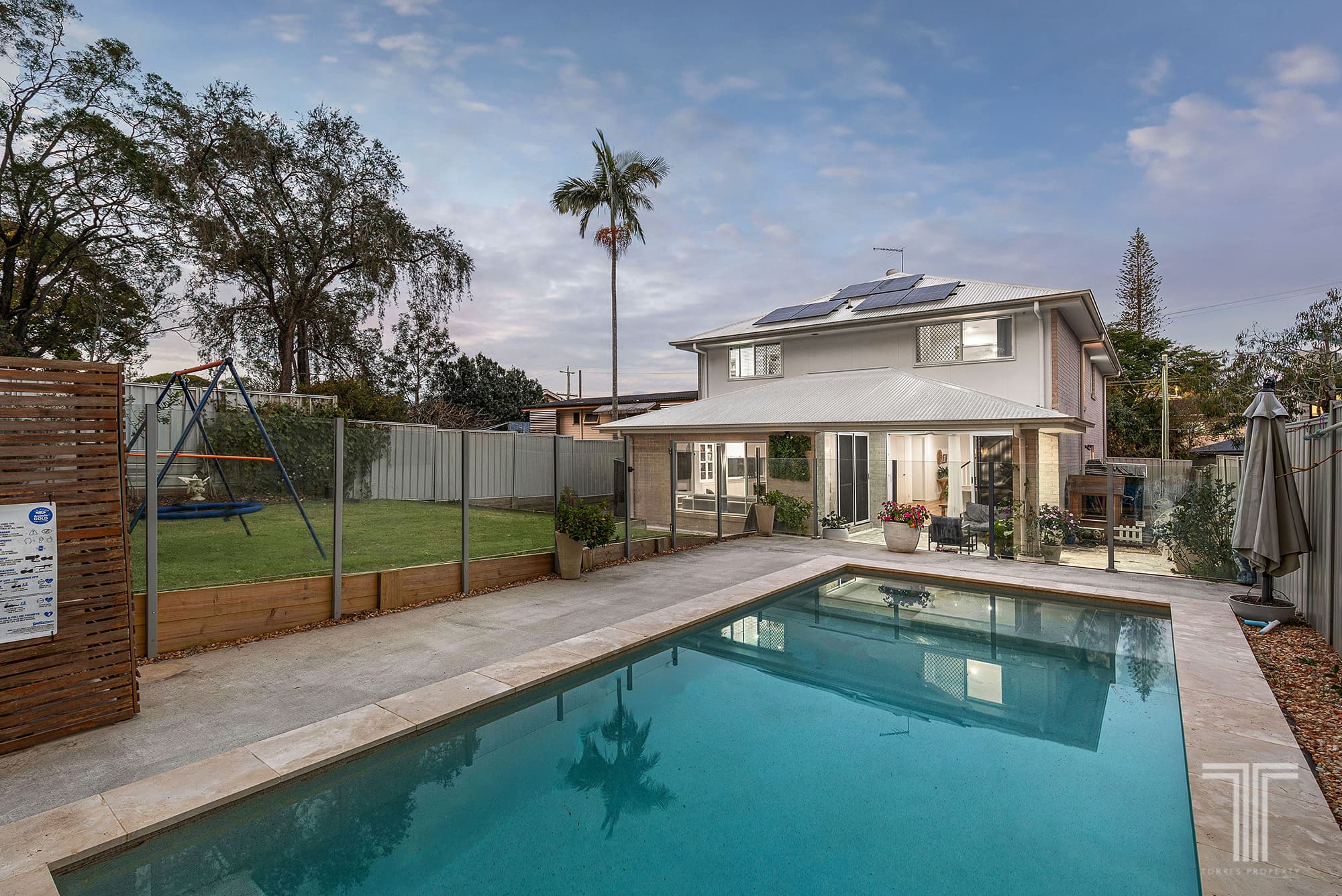 48 Pareena Crescent, Mansfield — photo 1 of 5