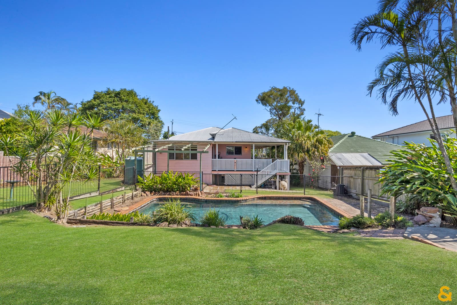 37 Peranga Street, Manly — photo 1 of 5