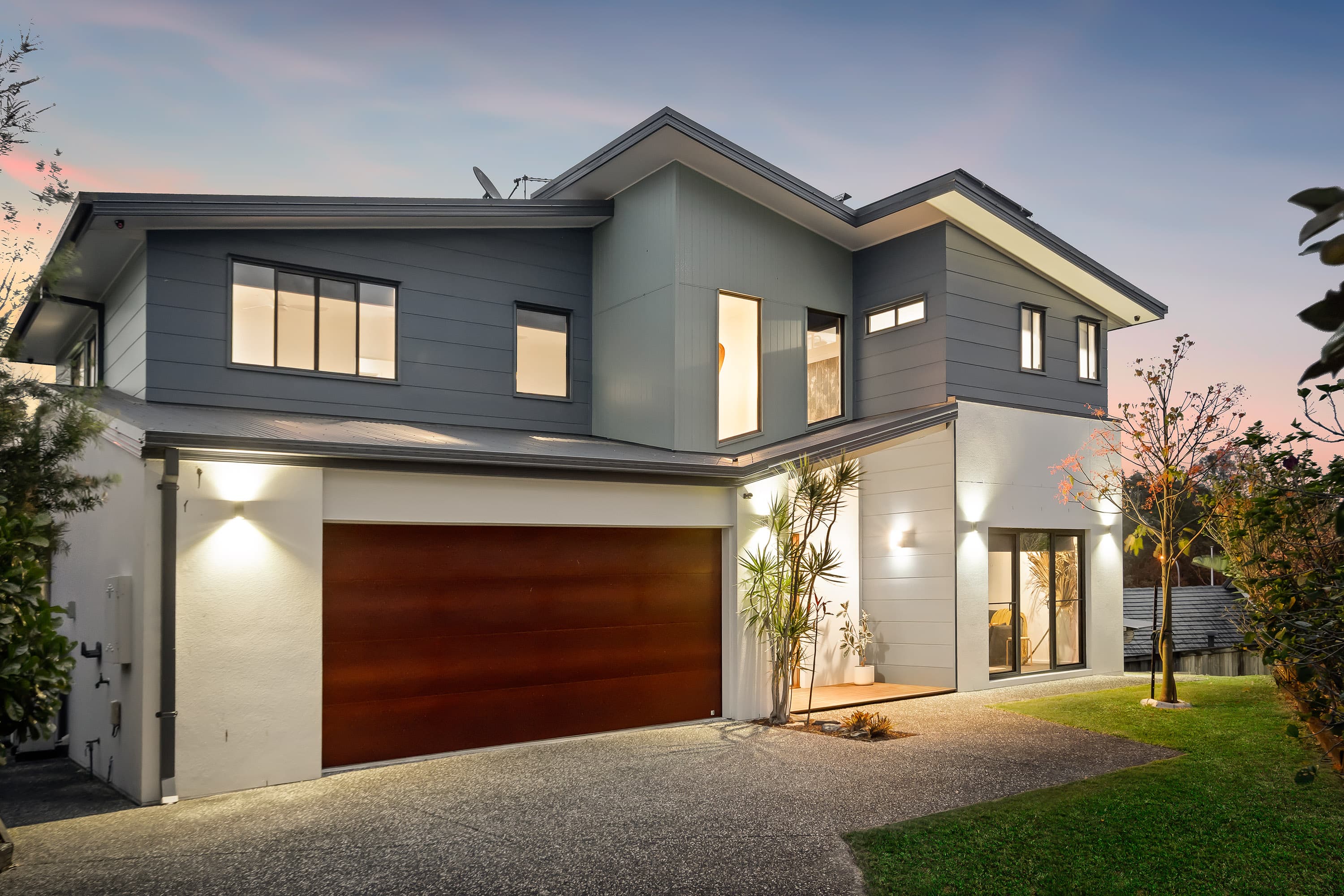 22 Mizen Place, Holland Park West — photo 1 of 5