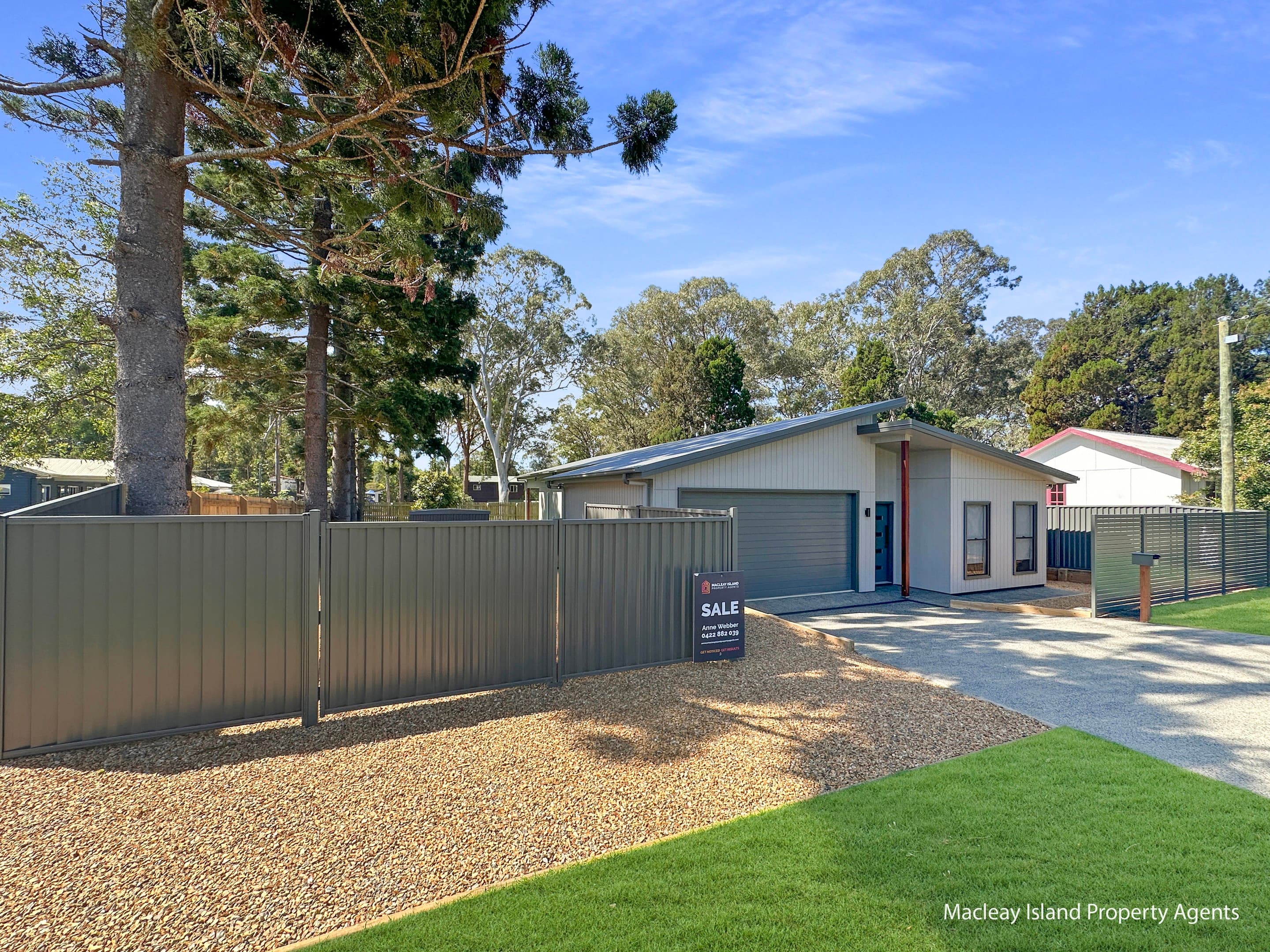 25 Betty Street, Macleay Island — photo 1 of 5
