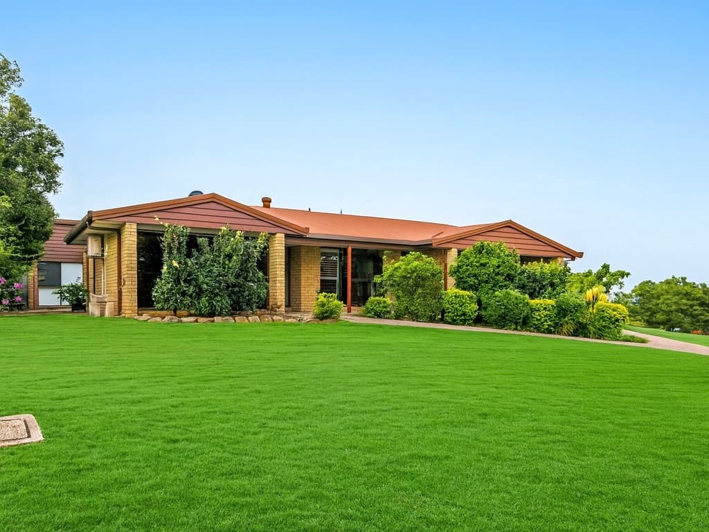 3 Schonwerder Drive, Windaroo, Windaroo — photo 1 of 5