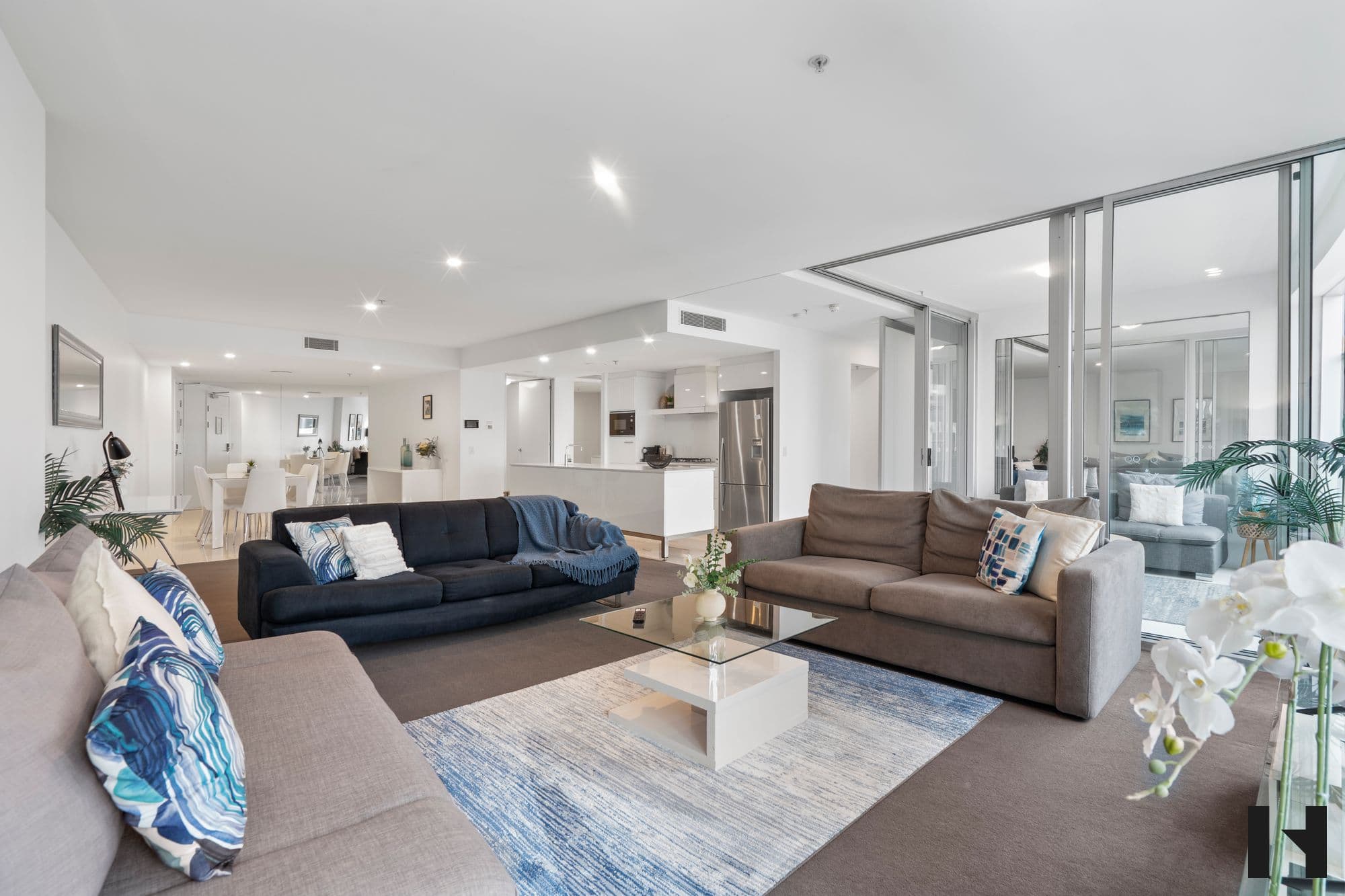 401/9 Hamilton Avenue, Surfers Paradise - Image 1