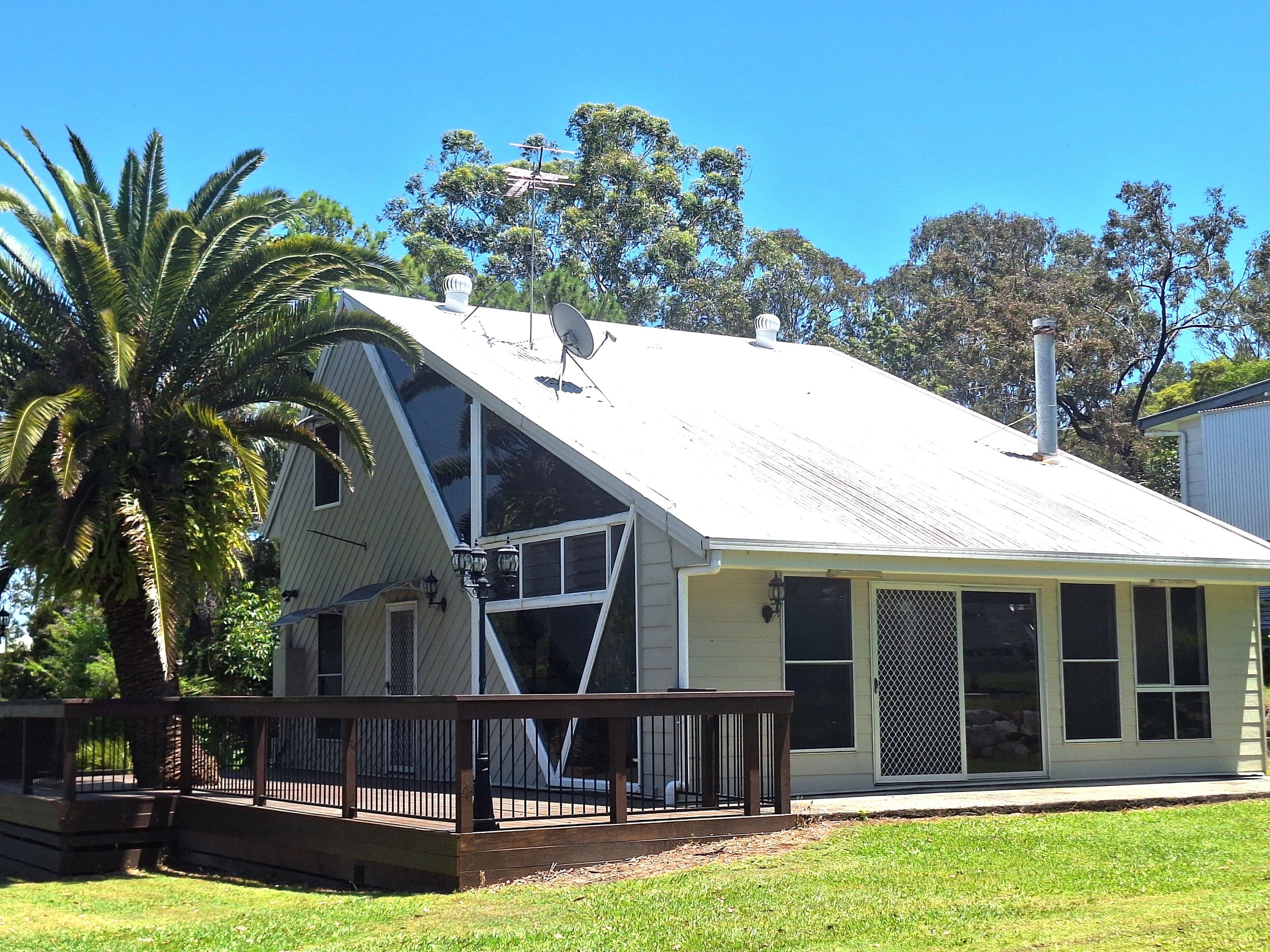 180-182 KateStreet, Macleay Island — photo 1 of 5