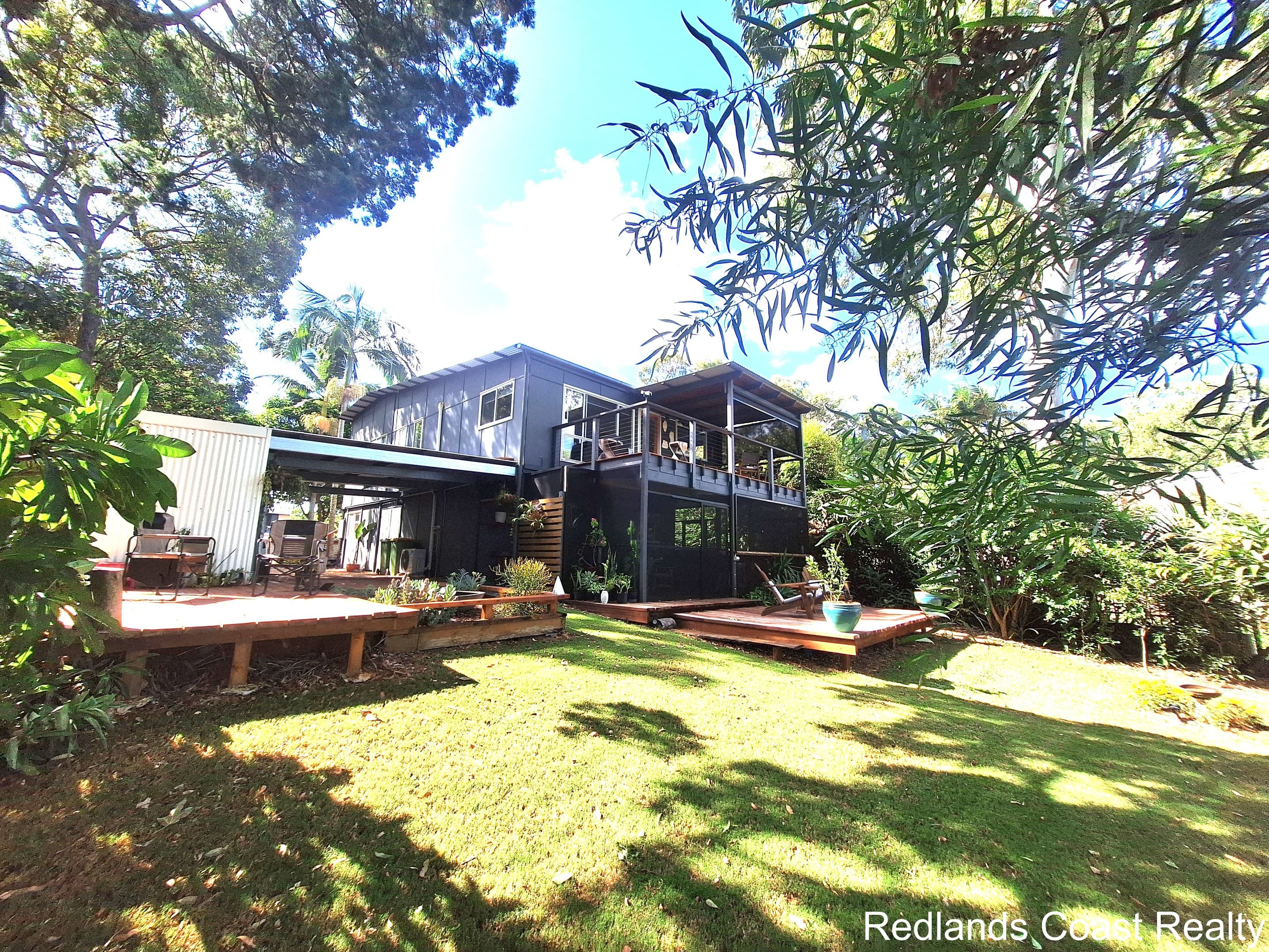 2 Waterside Dr, Macleay Island — photo 1 of 5
