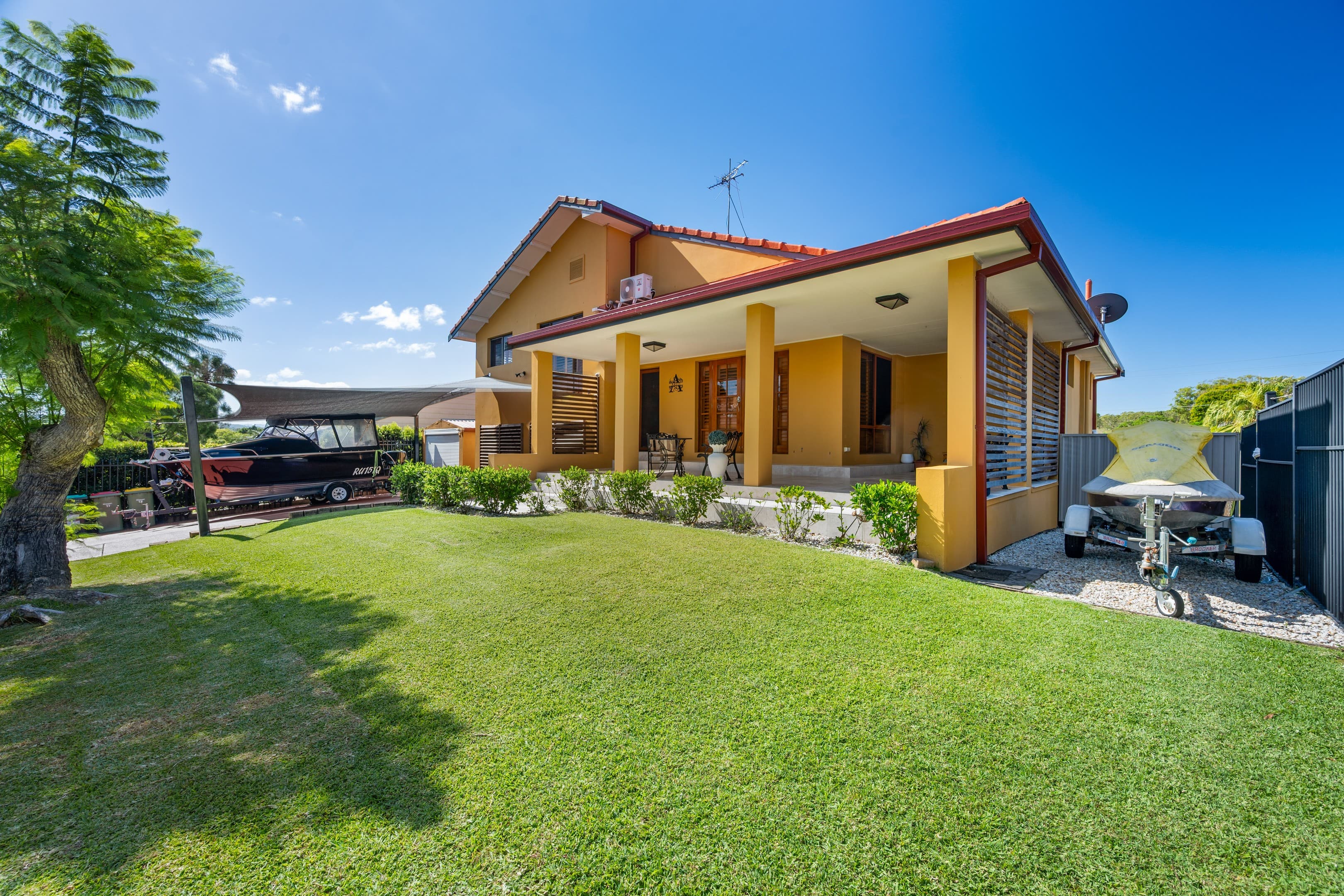 17 Lowanna Drive, Ashmore — photo 1 of 5