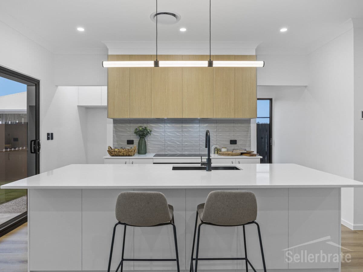 Oxley — photo 1 of 4