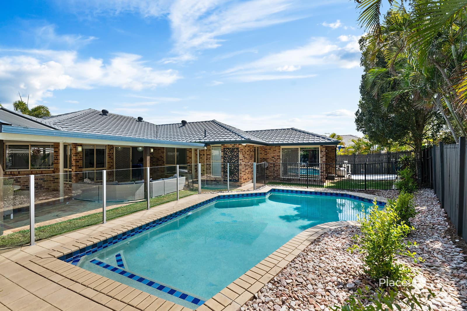8 Hampshire Close, Carindale — photo 1 of 5