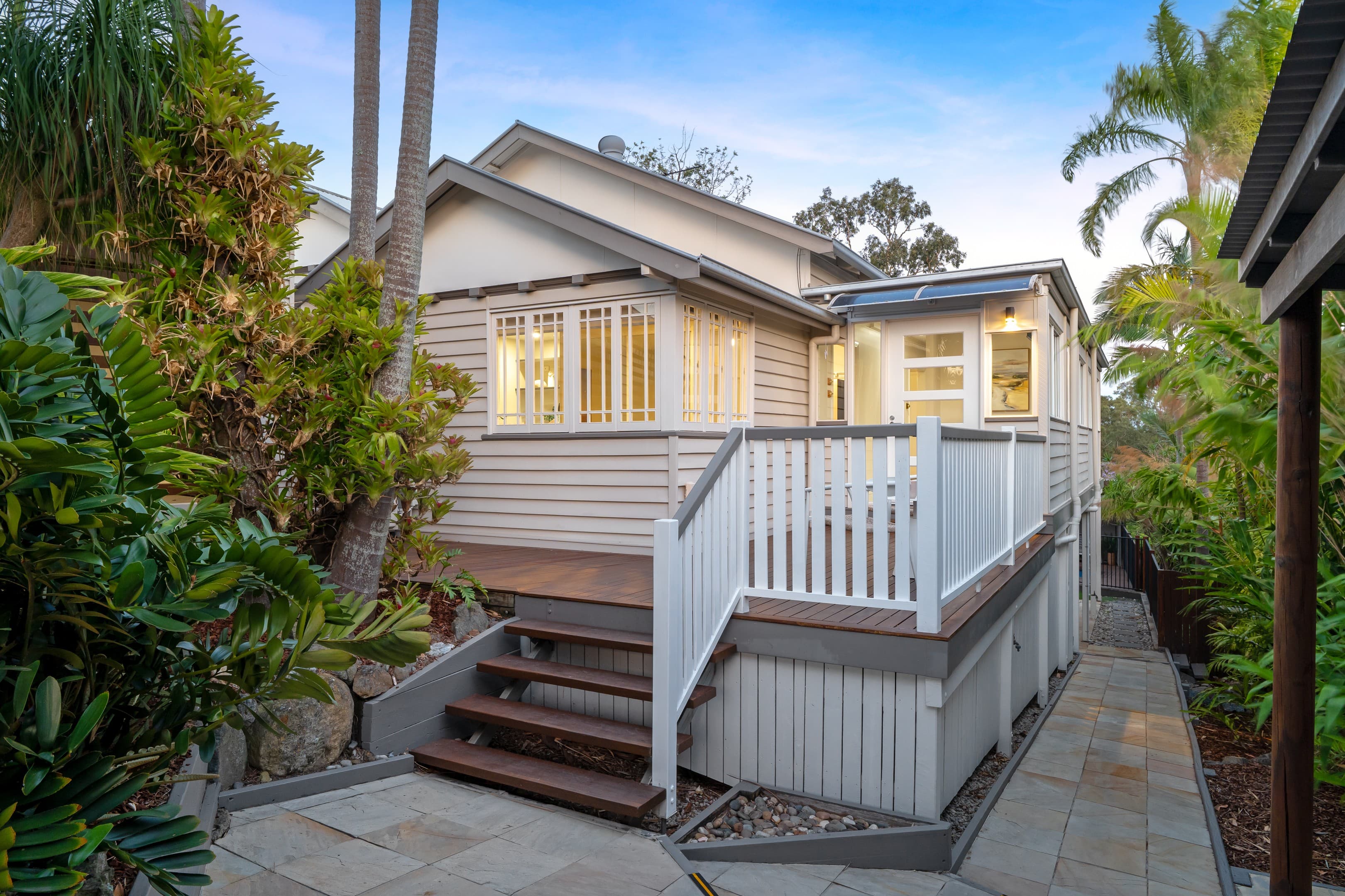 8 Henderson Road, Everton Hills, Everton Hills — photo 1 of 5