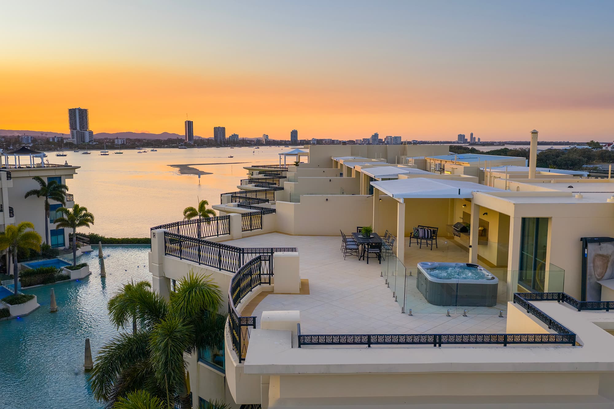 61/94 Seaworld Drive, Main Beach - Image 1