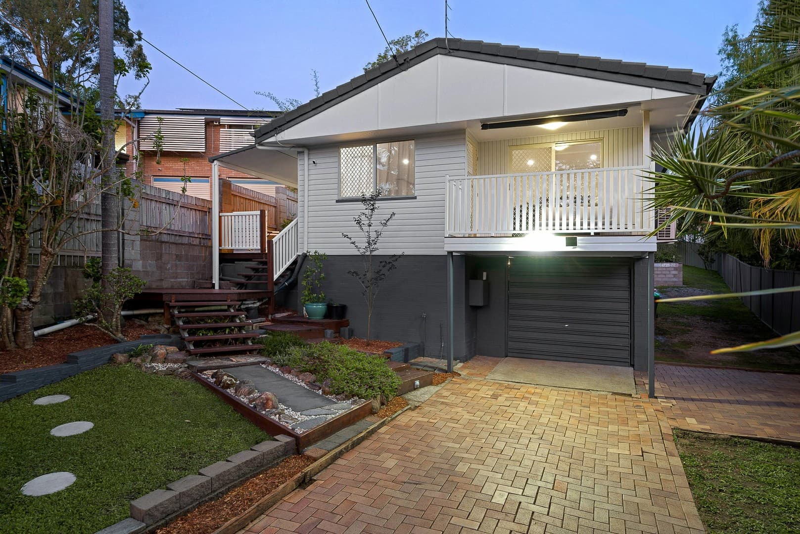 16 Carloch Street, Holland Park West — photo 1 of 5