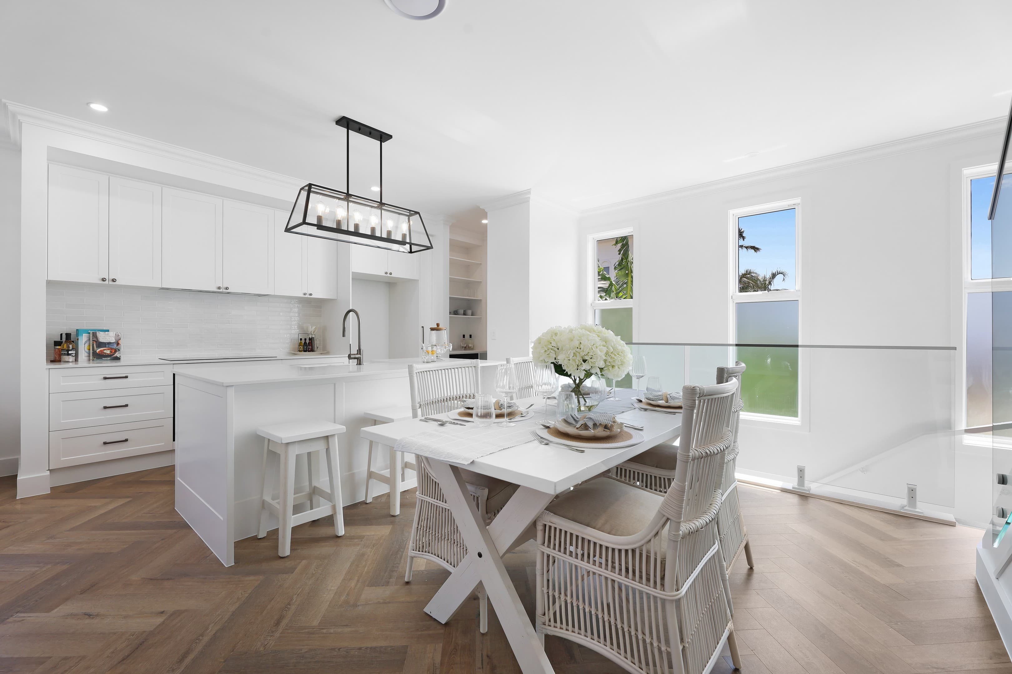 14 Victor Avenue, Paradise Point — photo 1 of 5