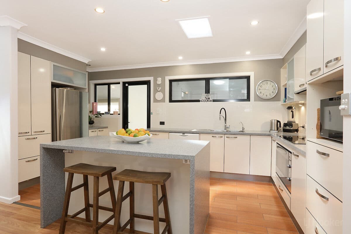 48 Deagon Drive, Runaway Bay — photo 1 of 5