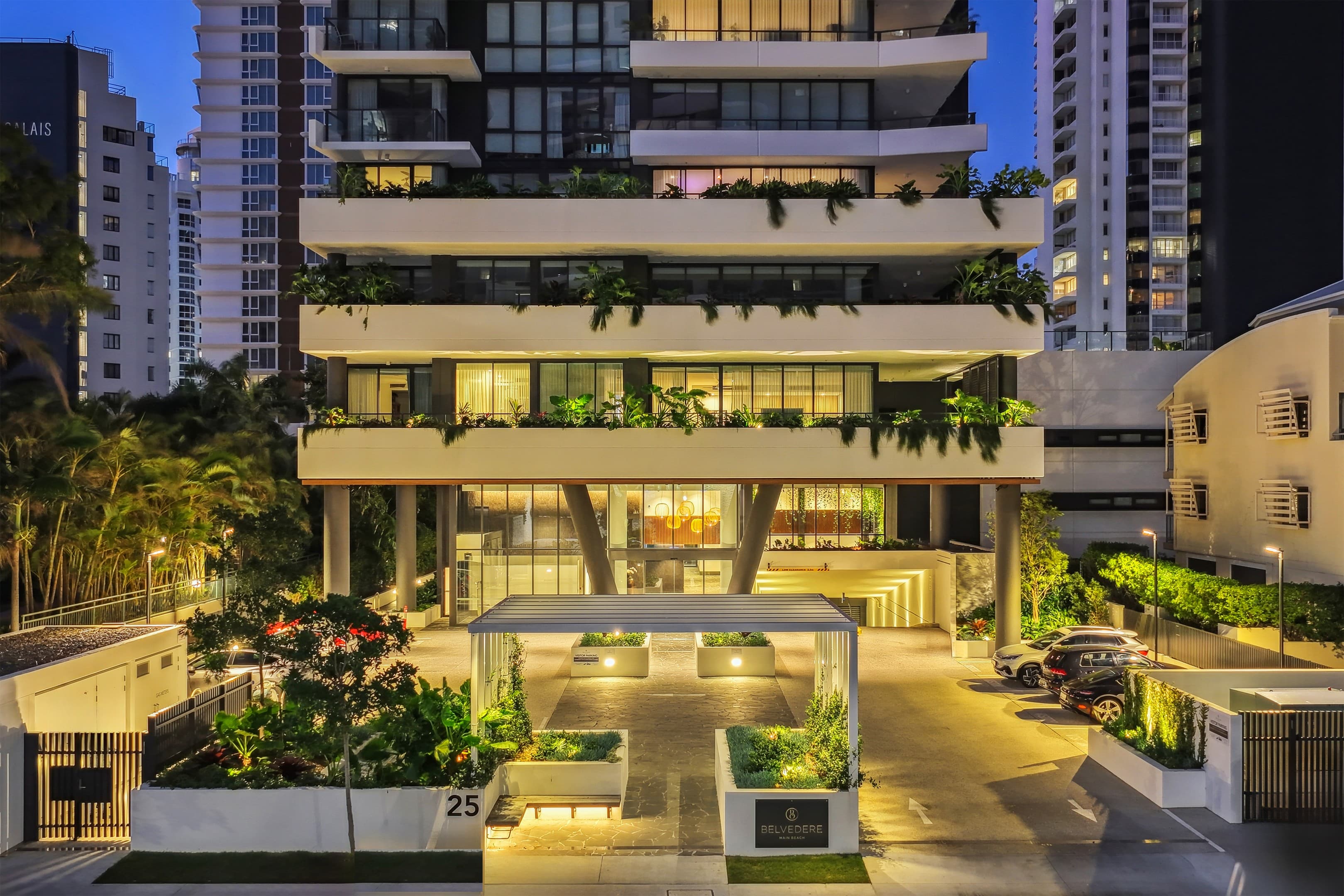 7/25 Woodroffe Avenue, Main Beach - Image 1