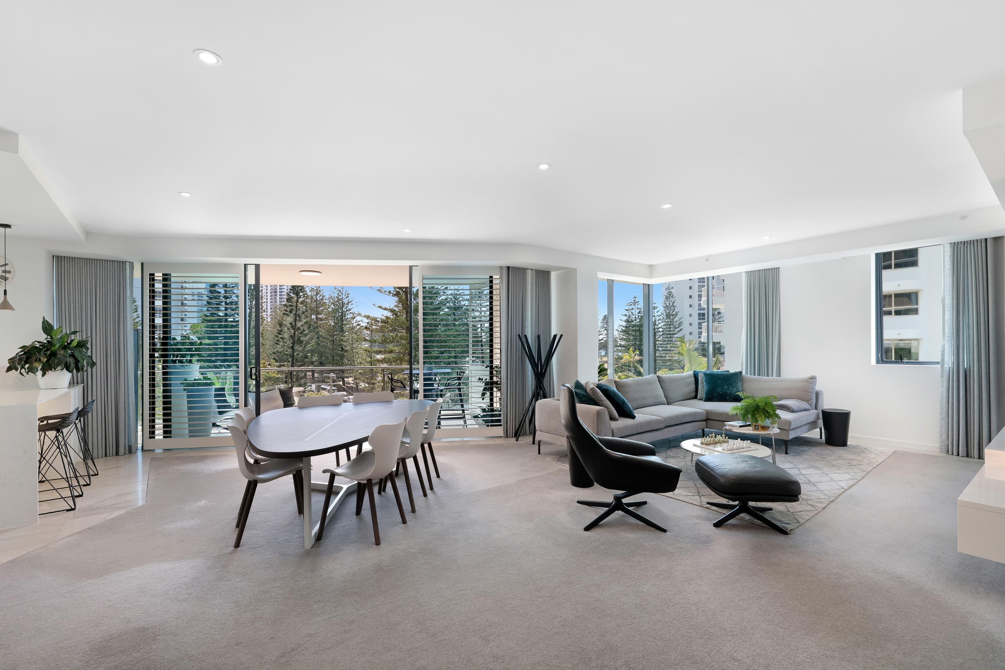 7/11 Peak Avenue, Main Beach - Image 1