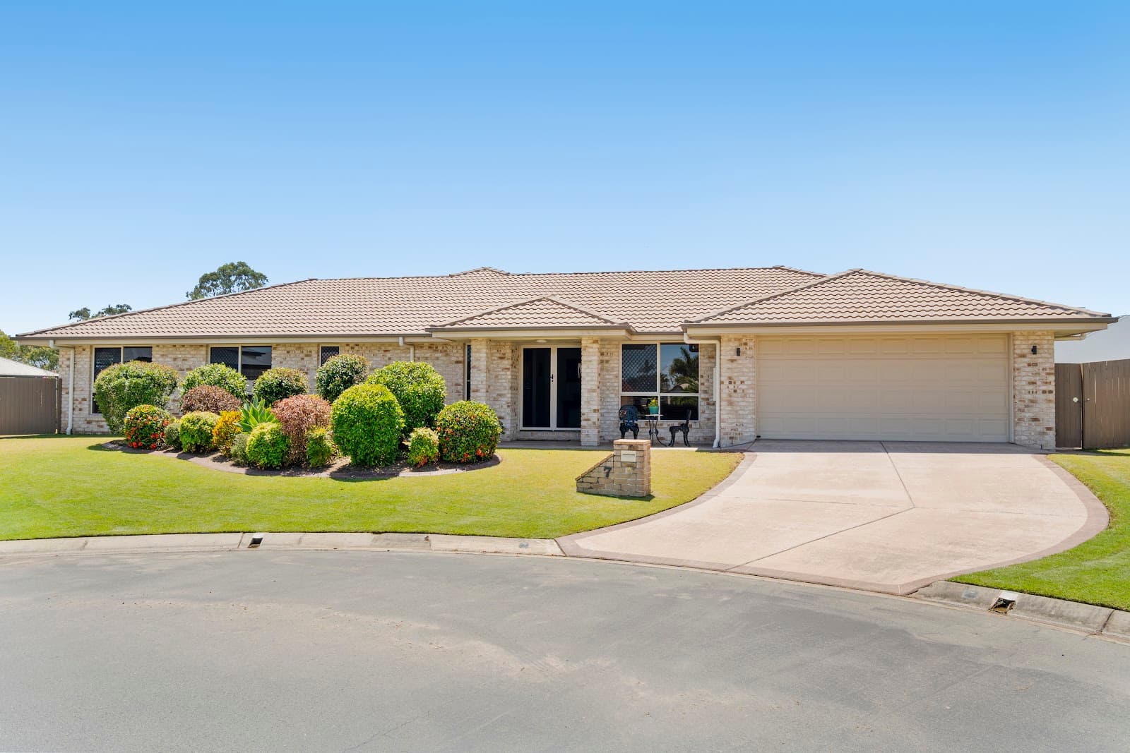 7 Liam Court, Rothwell, Rothwell — photo 1 of 5