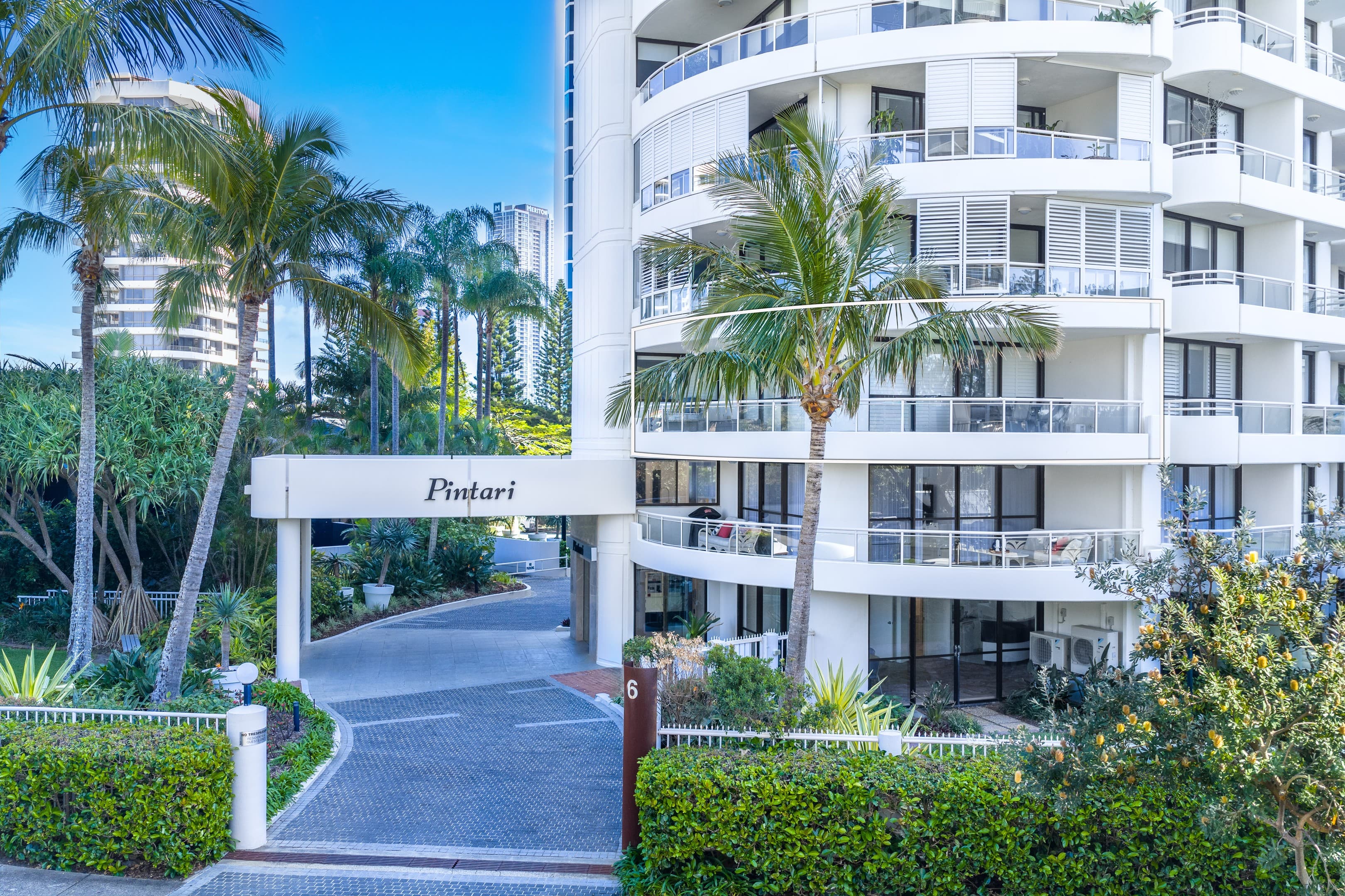 11/3 Cunningham Avenue, Main Beach, Main Beach — photo 1 of 5