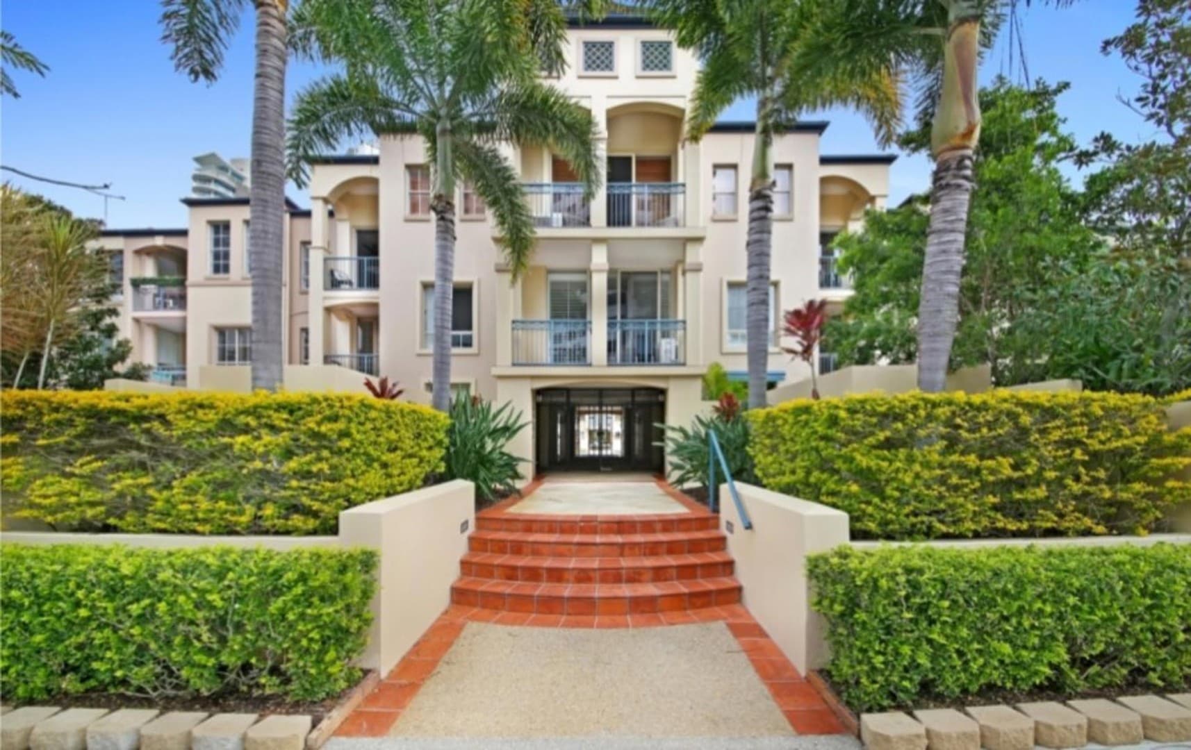 19/38 Woodroffe Avenue, Main Beach - Image 1