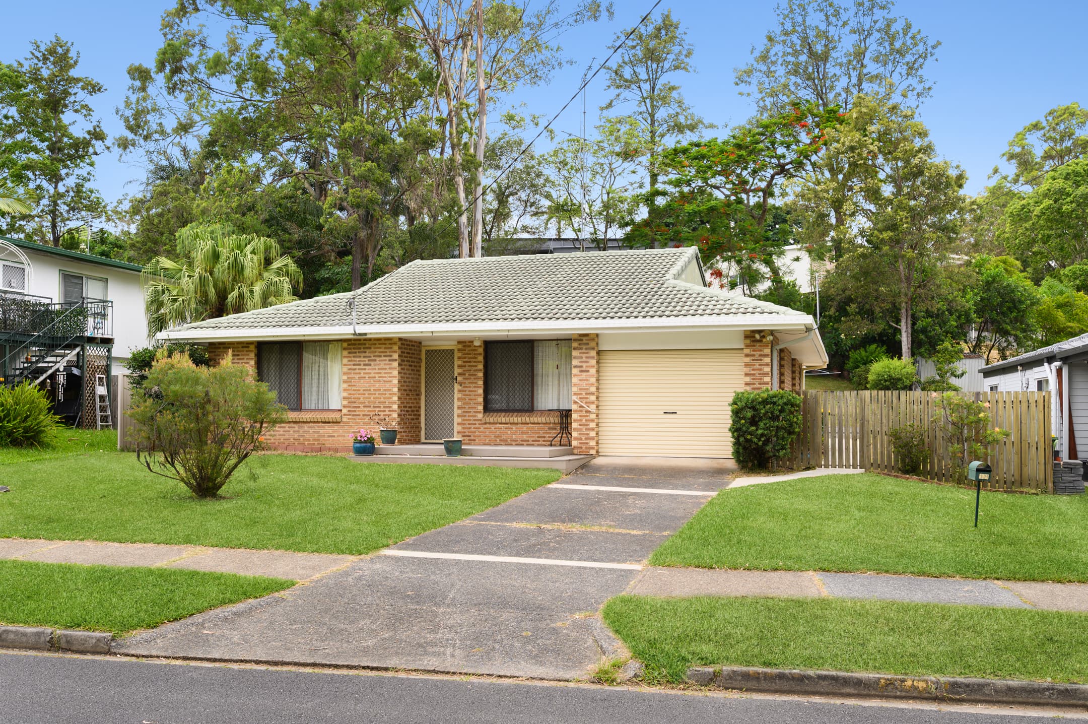 18 Macquarie Avenue, Molendinar, Molendinar — photo 1 of 5