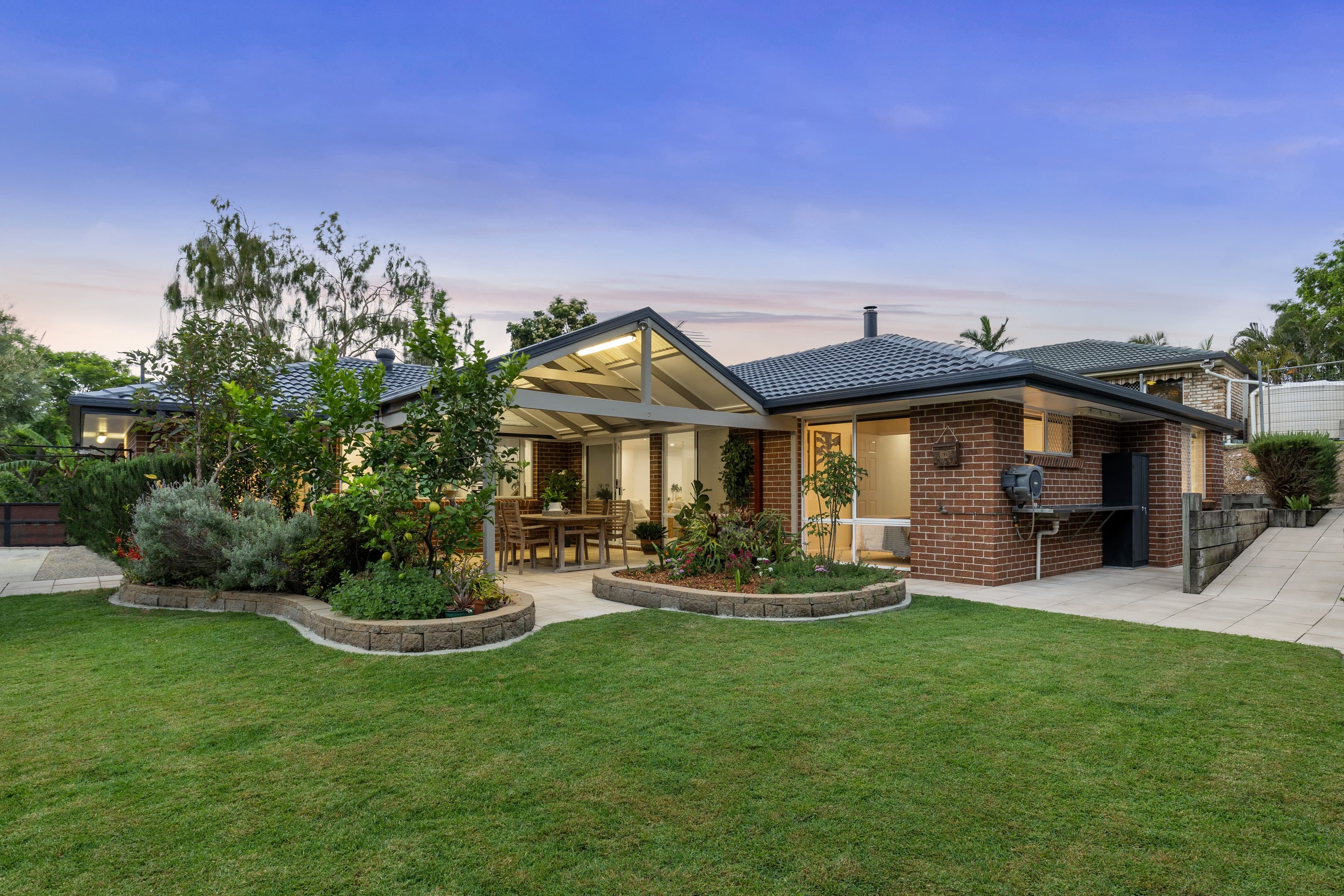 8 Whitewood Place, Arana Hills, Arana Hills — photo 1 of 5