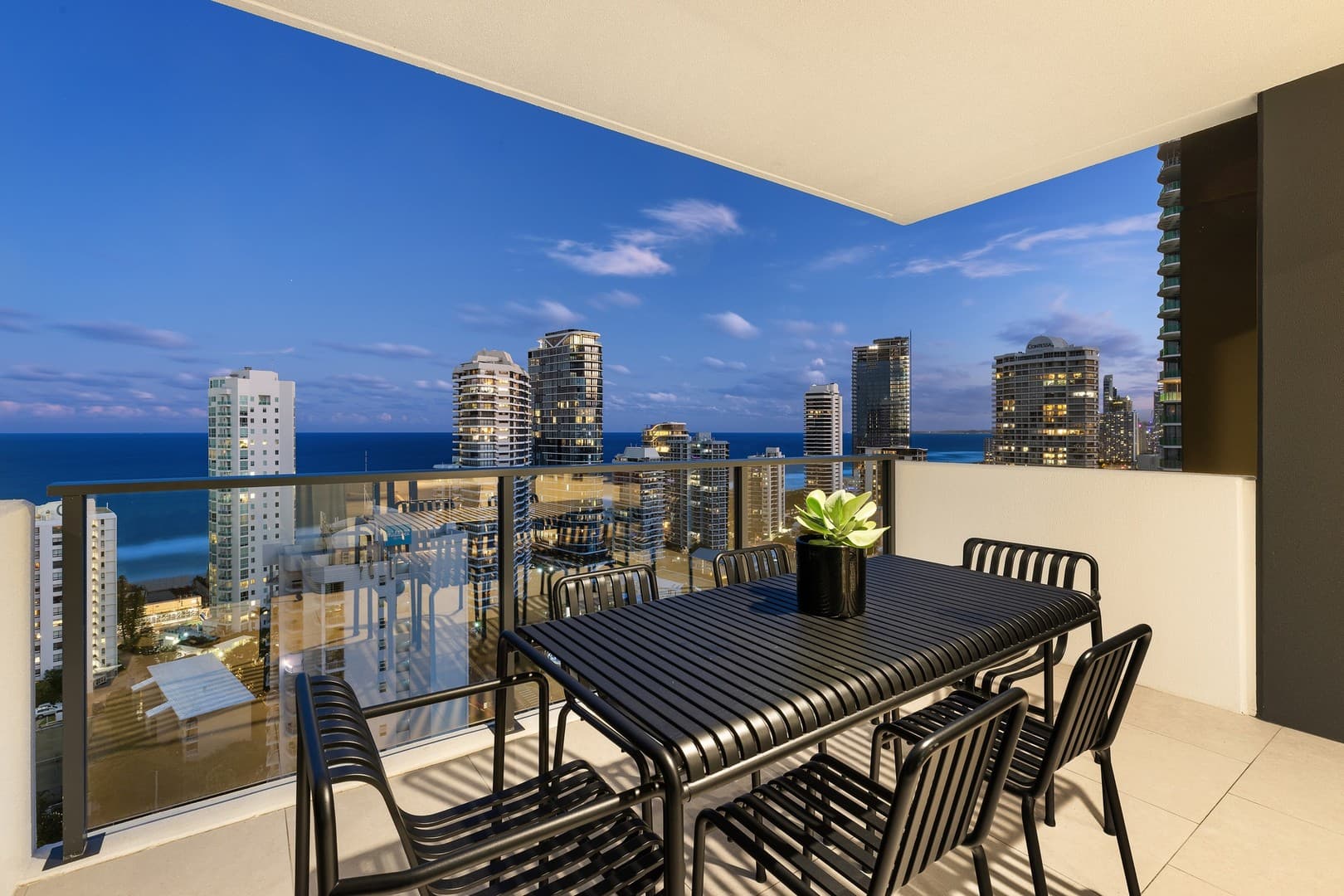 204/25 Woodroffe Avenue, Main Beach - Image 1