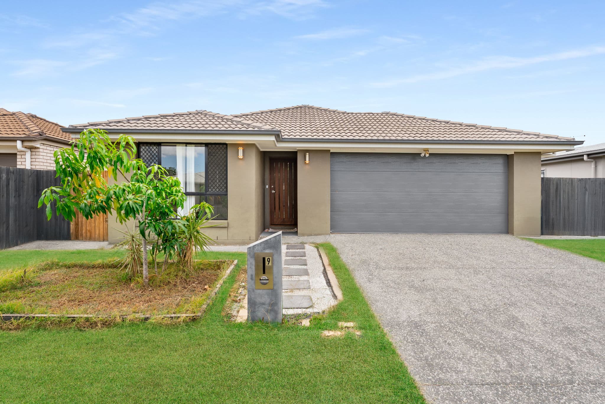 9 Regeling Court, Loganlea, Loganlea — photo 1 of 5
