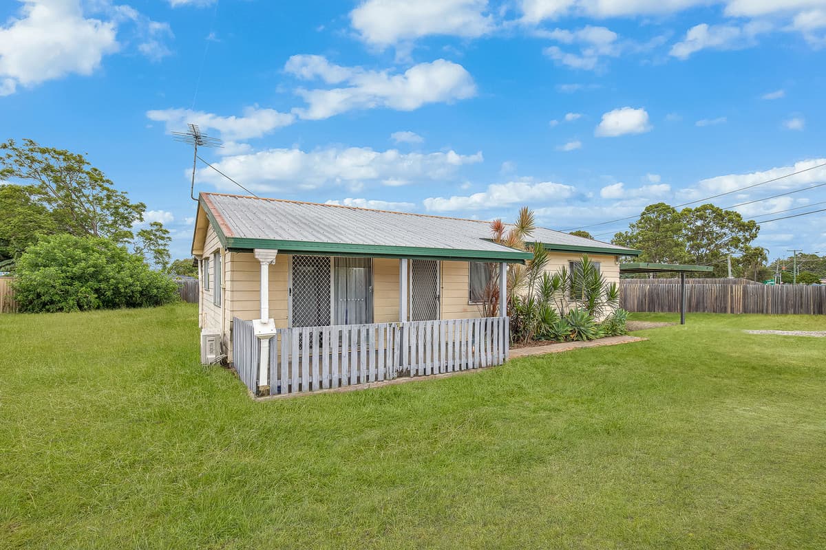 100 Middle Road, Hillcrest — photo 1 of 5