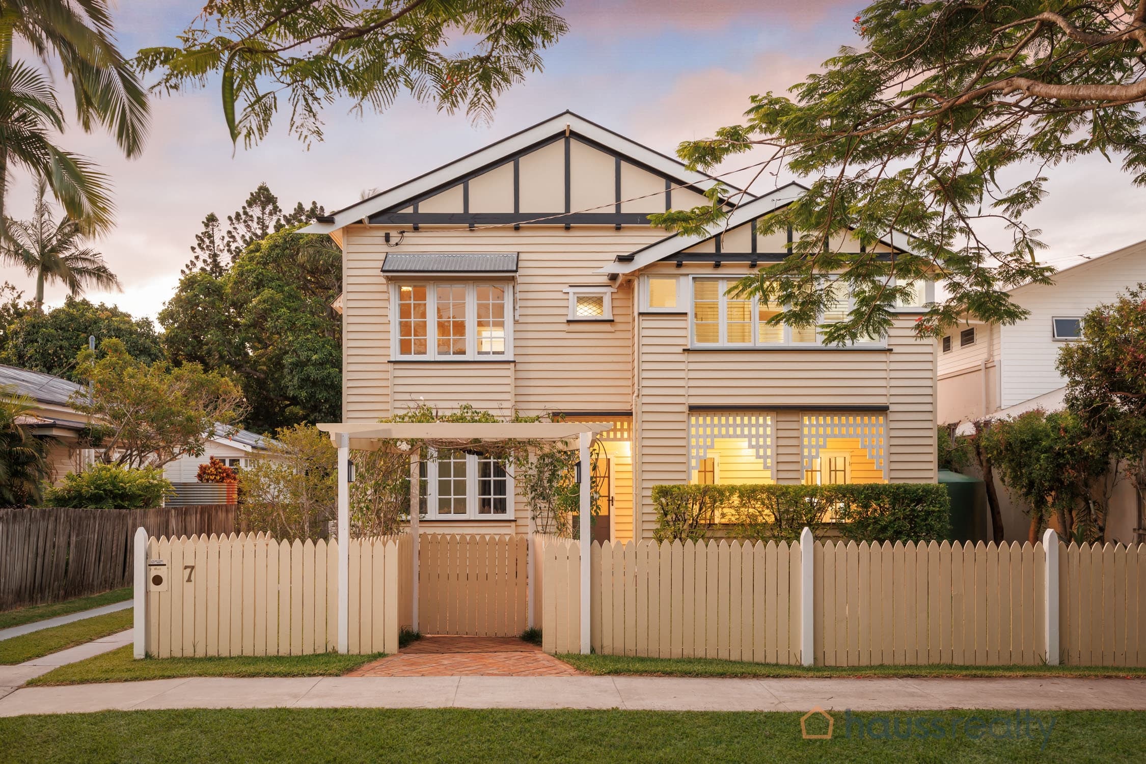 7 Bell Terrace, Graceville, Graceville — photo 1 of 5