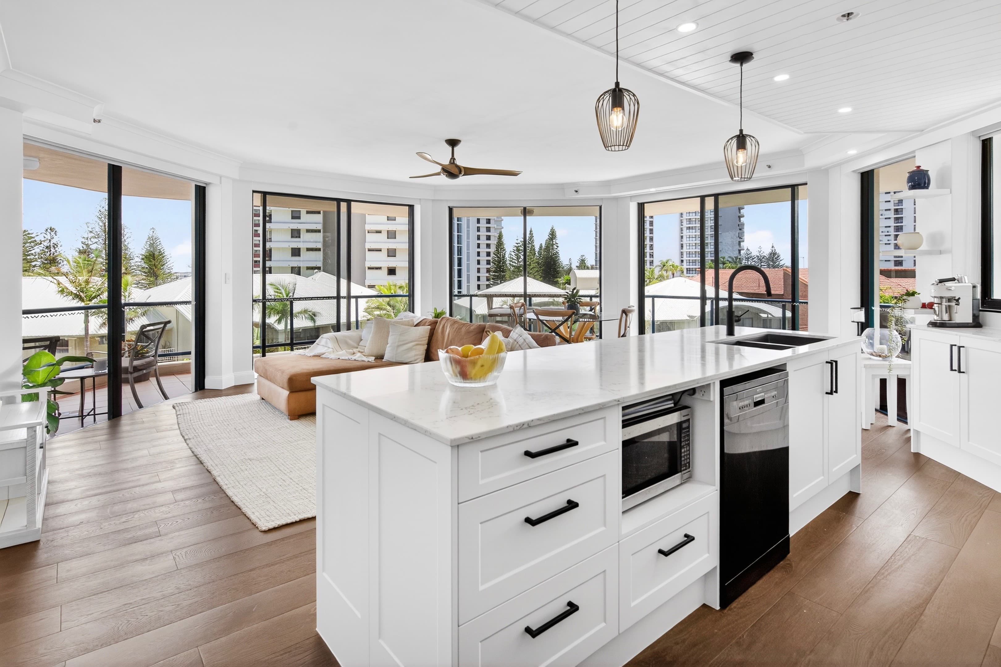 13/22 Montgomery Avenue, Main Beach - Image 1