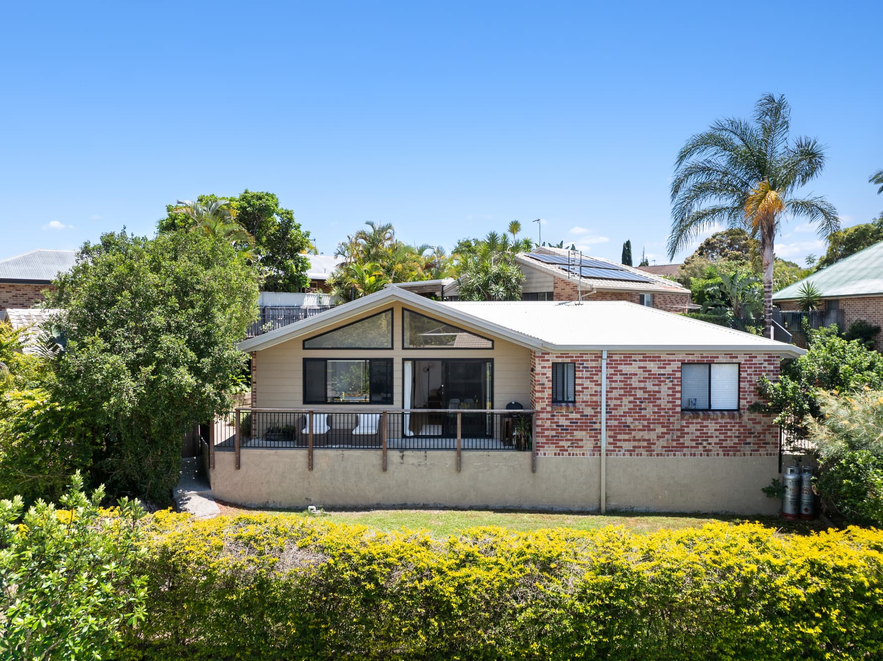 38 Beaconsfield Drive, Burleigh Waters — photo 1 of 5