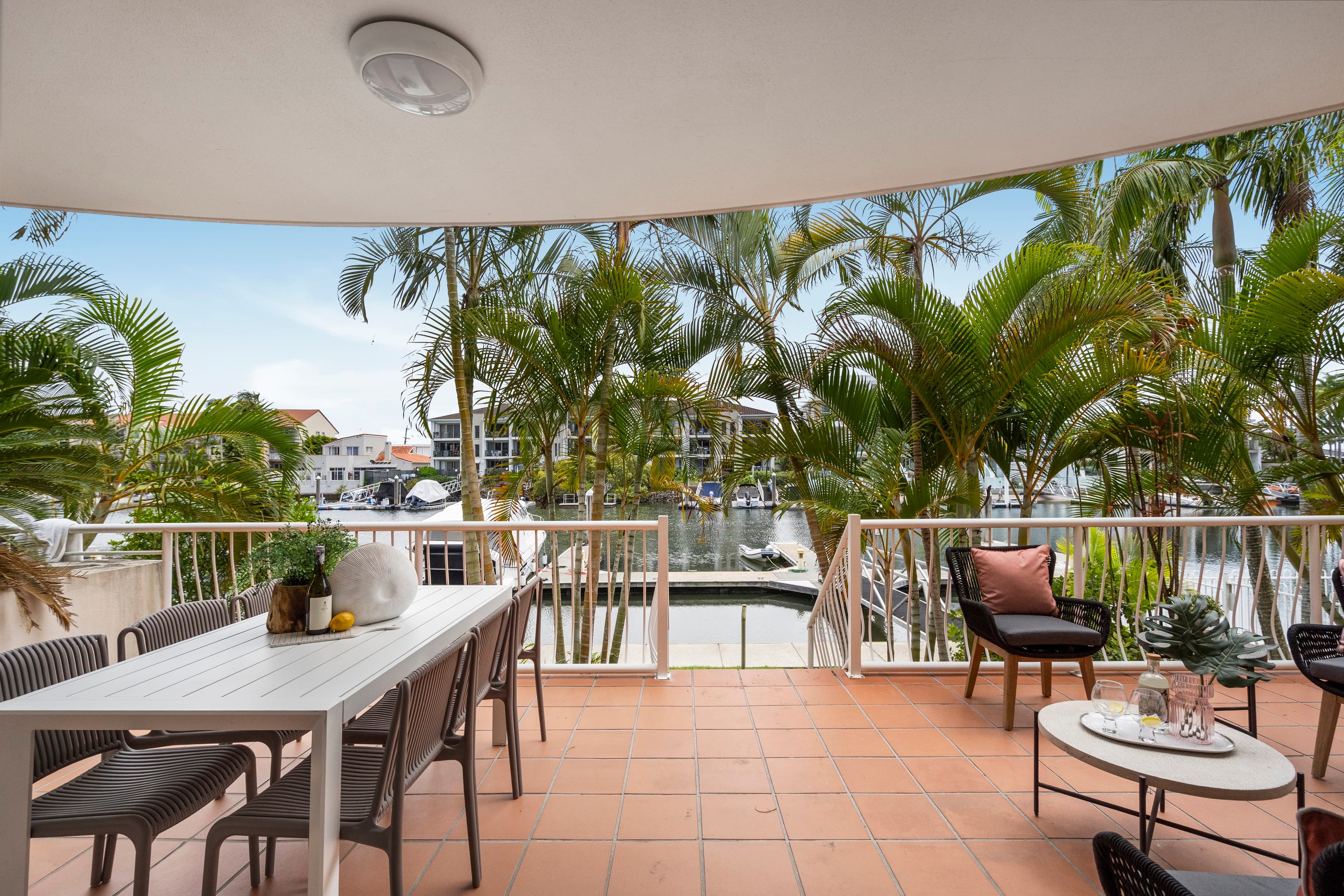 2/20 Canal Avenue, Runaway Bay, Runaway Bay — photo 1 of 5