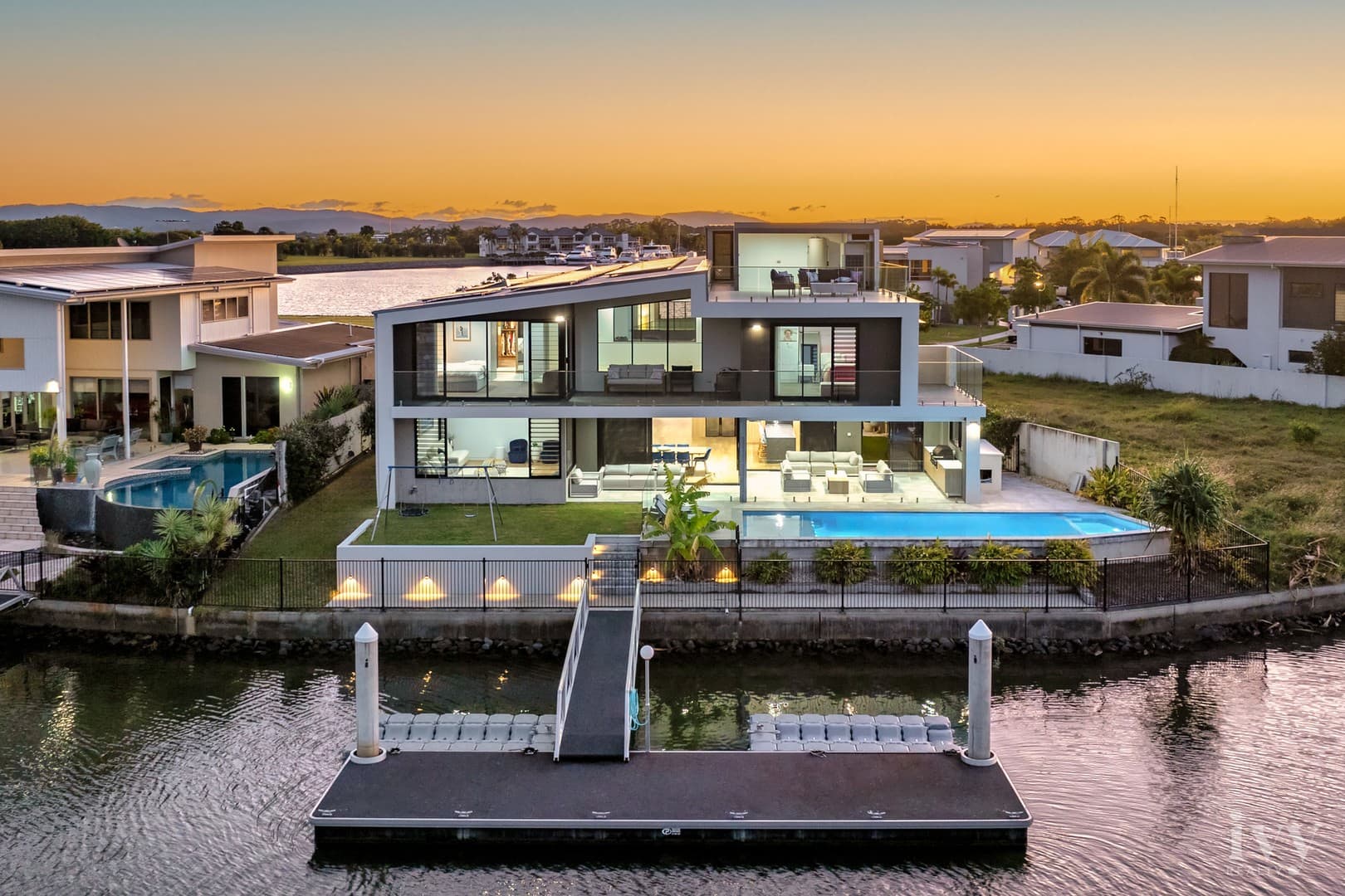 85 Marina Parade, Jacobs Well - Image 1