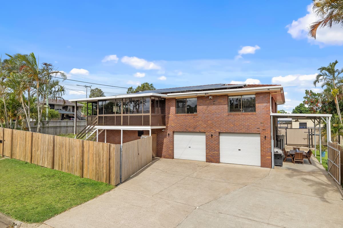 2 Saint Andrews Avenue, Birkdale, Birkdale — photo 1 of 5