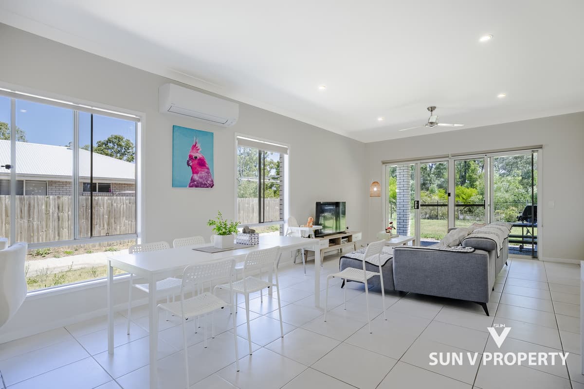 29 Appian Way, Loganlea, Loganlea — photo 1 of 5