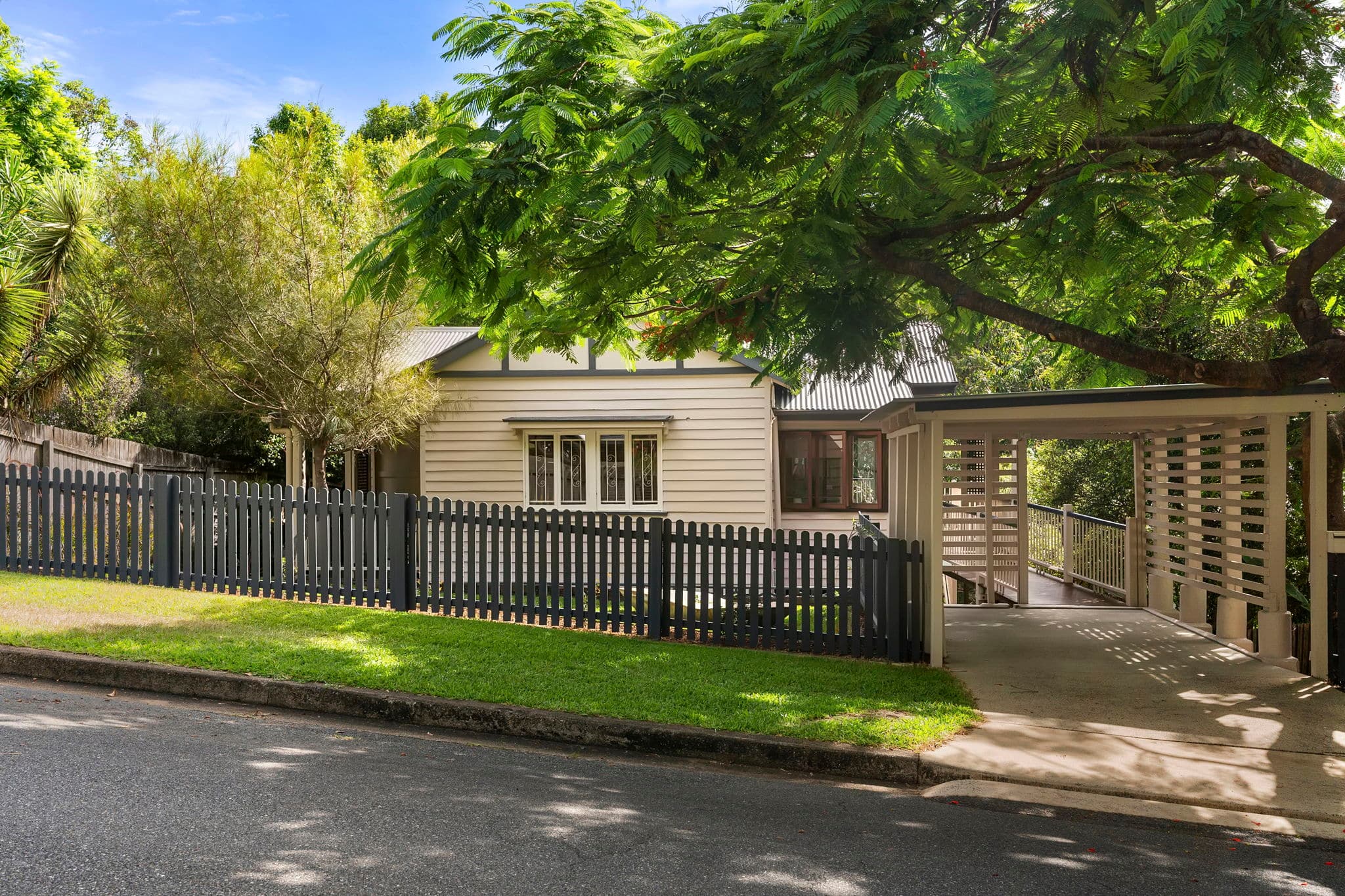 87 Leworthy Street, Bardon, Bardon — photo 1 of 5