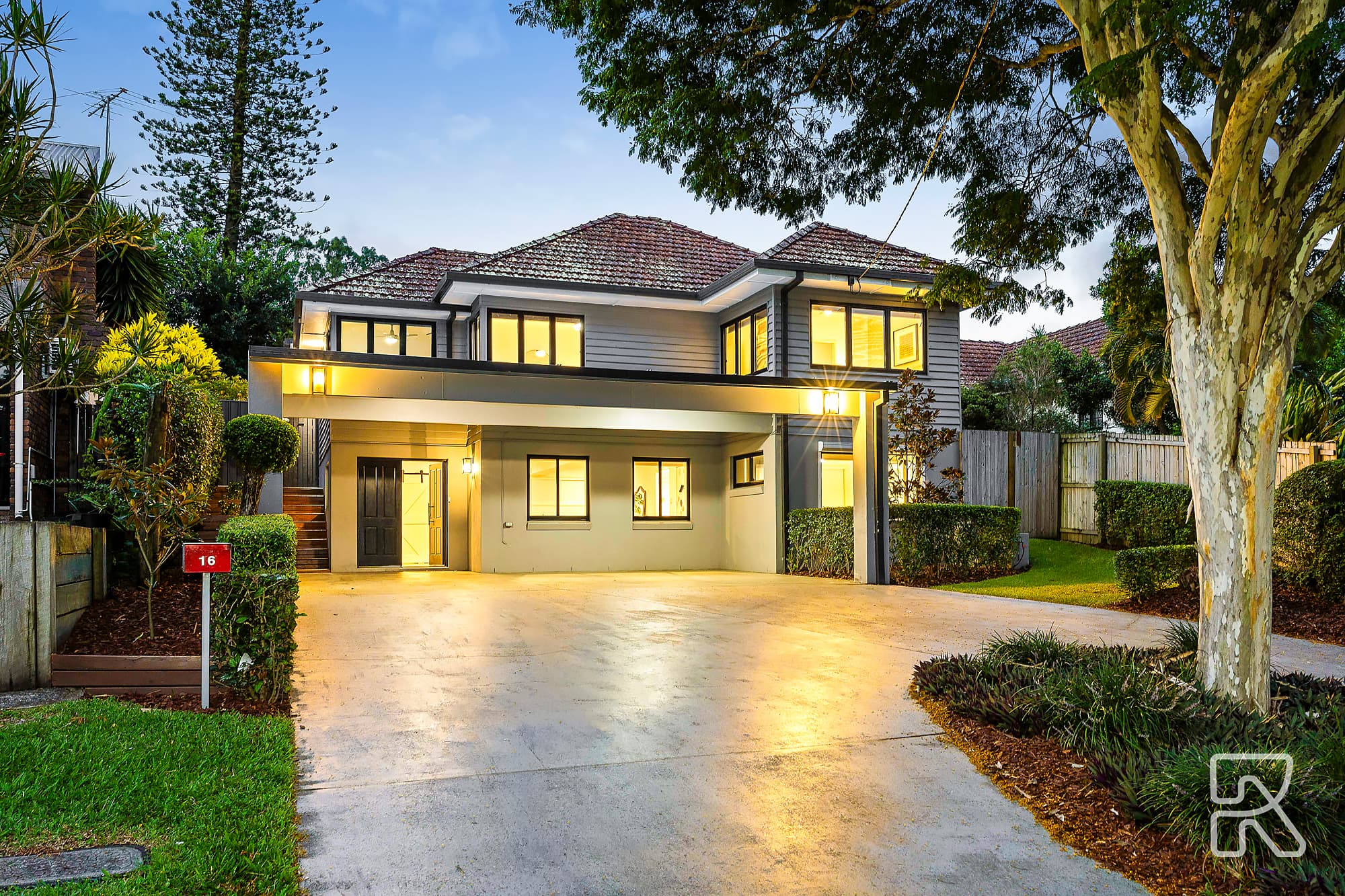 16 Otaki Road, Yeronga, Yeronga — photo 1 of 5