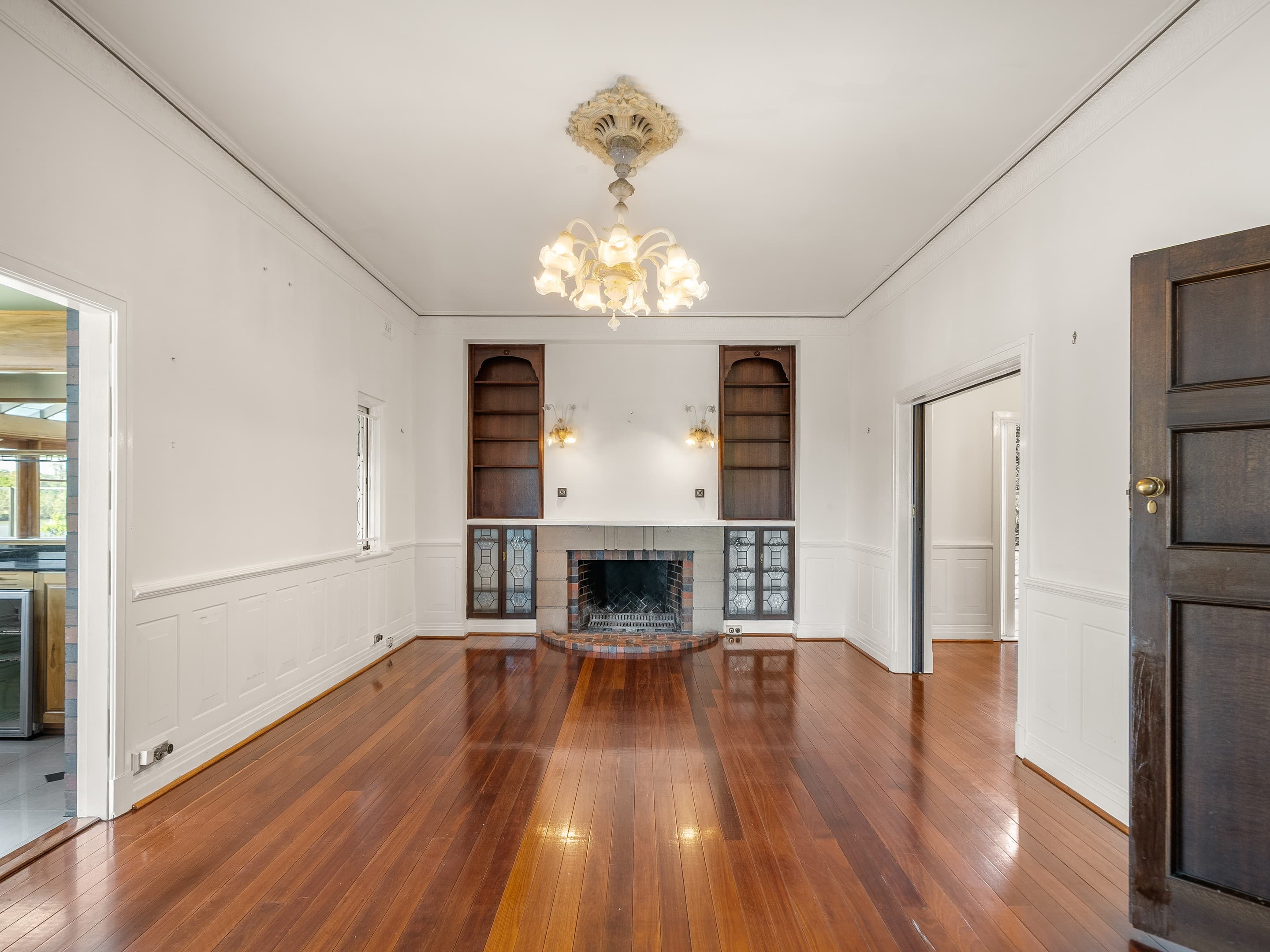 15 Hillside Crescent, Hamilton, Hamilton — photo 1 of 5